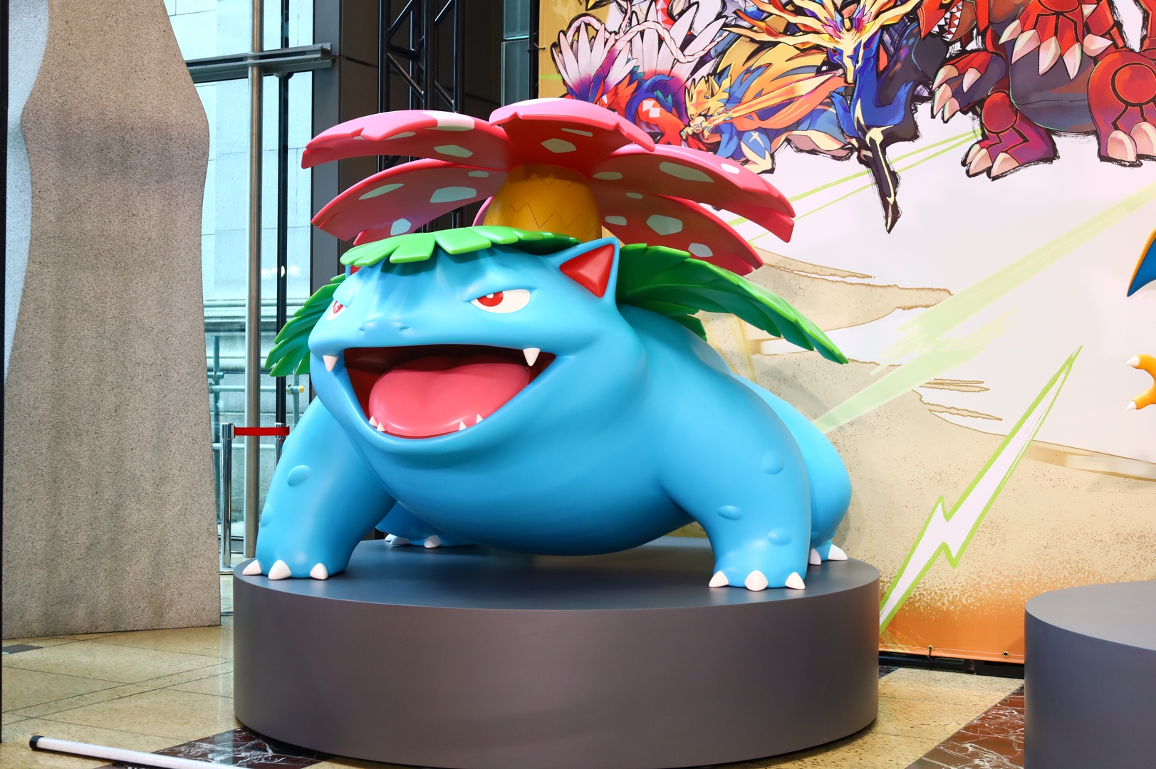 フシギバナ立像
