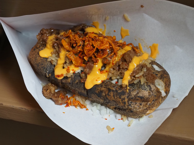 筋肉暴走！ ゾンビ・アメリカンフットボール部のチーズ＆牛カルビライスドッグ 価格：1,200円