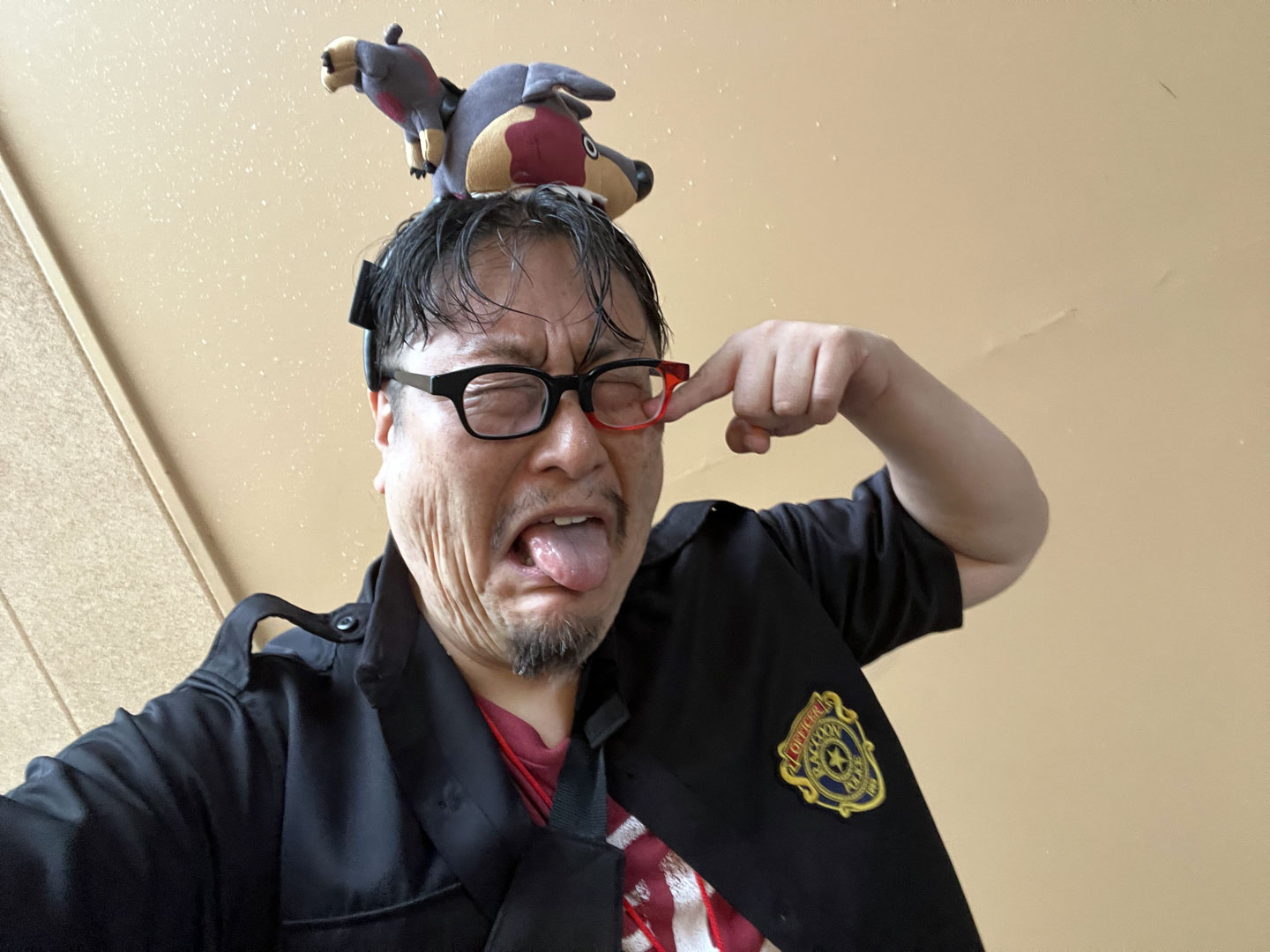 戦利品を頭に乗せて嬉し涙の僕。無事に生きて帰ってきた証拠写真である