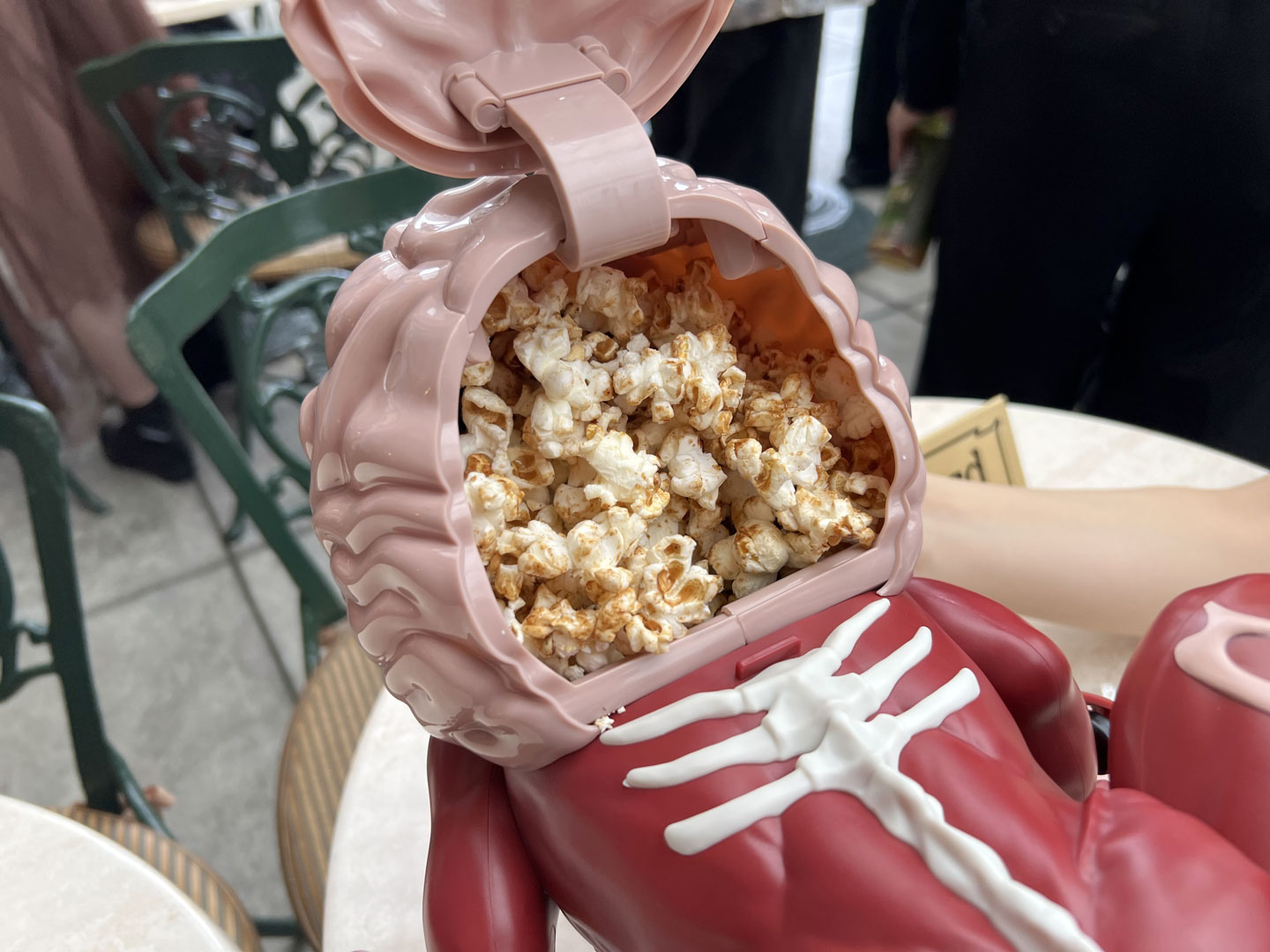 リッカーの頭を開けると、中には味噌味のポップコーン。脳を開けて食べる背徳感がすごい