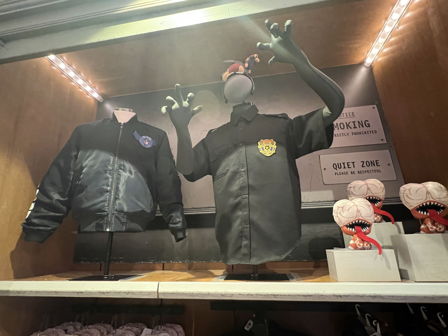 店内のディスプレイ。R.P.D.のジャケットとシャツの横に、リッカーの頭がずらり