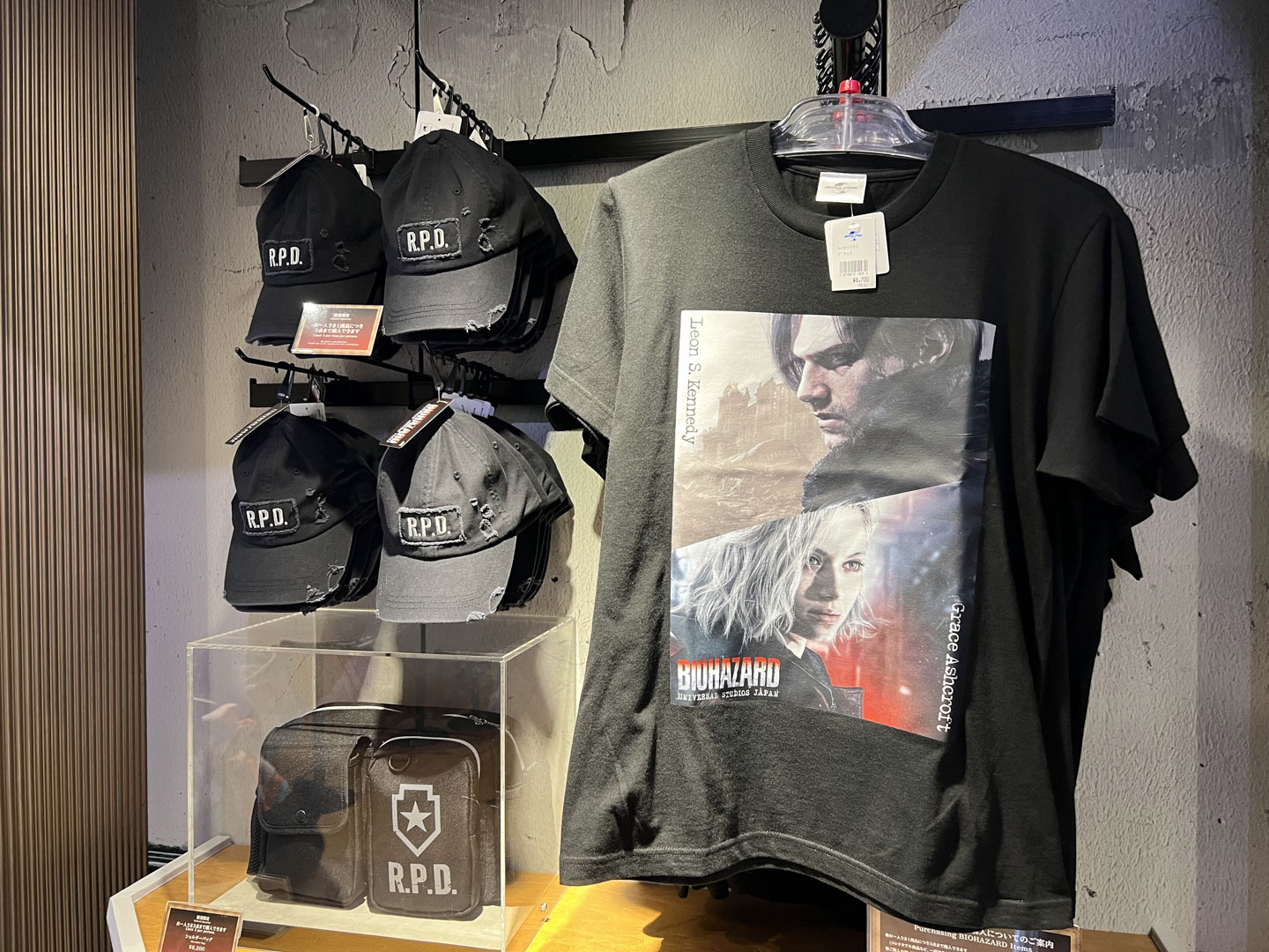 R.P.D.のキャップ、レオンとグレースのTシャツ、そしてR.P.D.サイドパックの3WAYバッグ