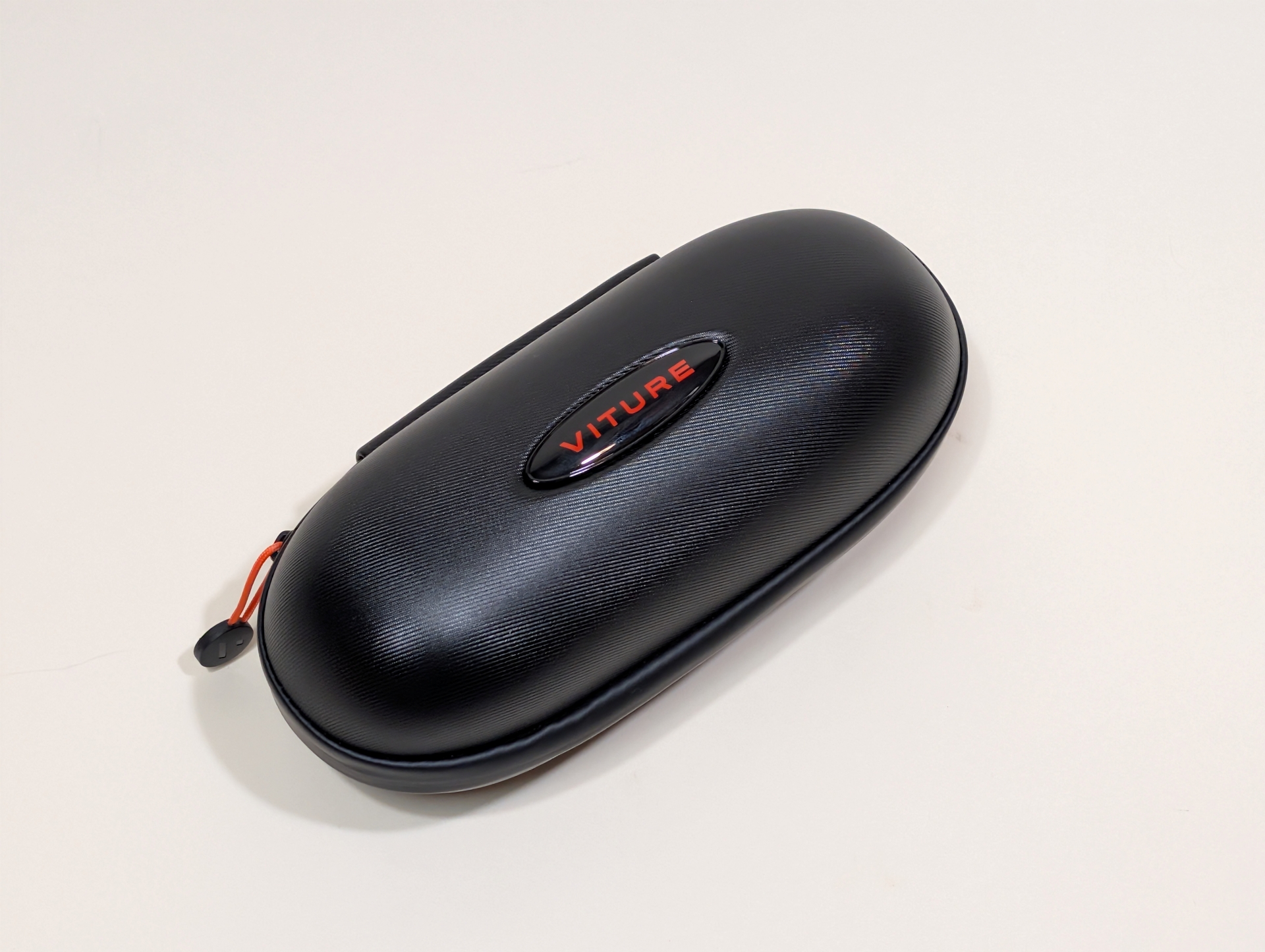 本体とUSB Type-Cケーブル、レンズフードがハードケースに収納されている