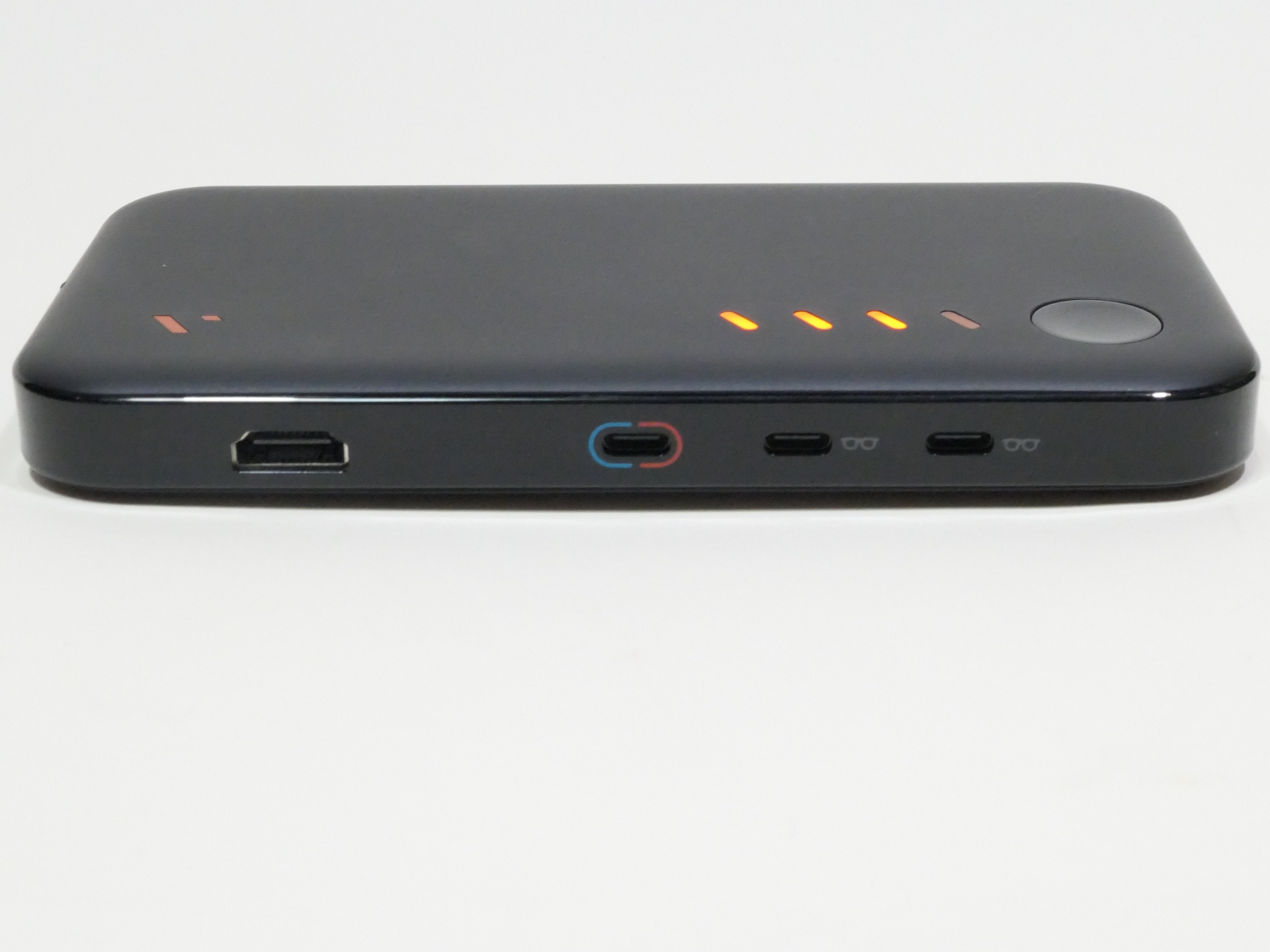 側面にはXRグラス出力用のUSB Type-C出力 2基、Nintendo Switch 2接続に対応するUSB Type-C入力、HDMI入力も備える。なお、HDMIとUSB Type-C入力は排他となっており、両方接続すると、先に接続した映像が優先される。天面部にはバッテリ残量を示すLEDを備える