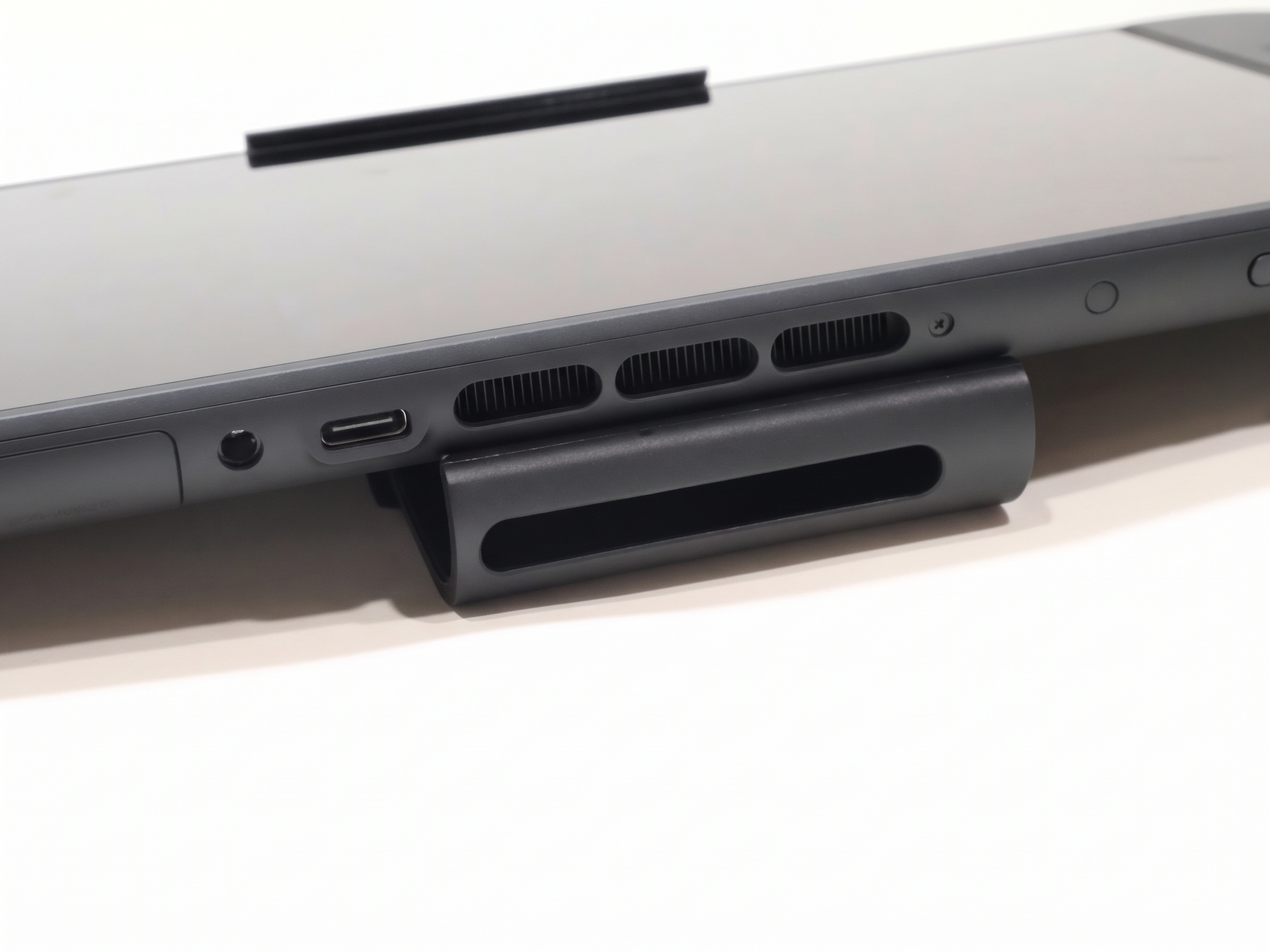 「Nintendo Switch 2用 モバイルドックカバー」はドックとNintendo Switch 2本体にそれぞれ装着し、それらを「合体」させることで一体化するもの。Nintendo Switch 2側の端子や排気口を塞がずに装着できるように切り欠きが入っている