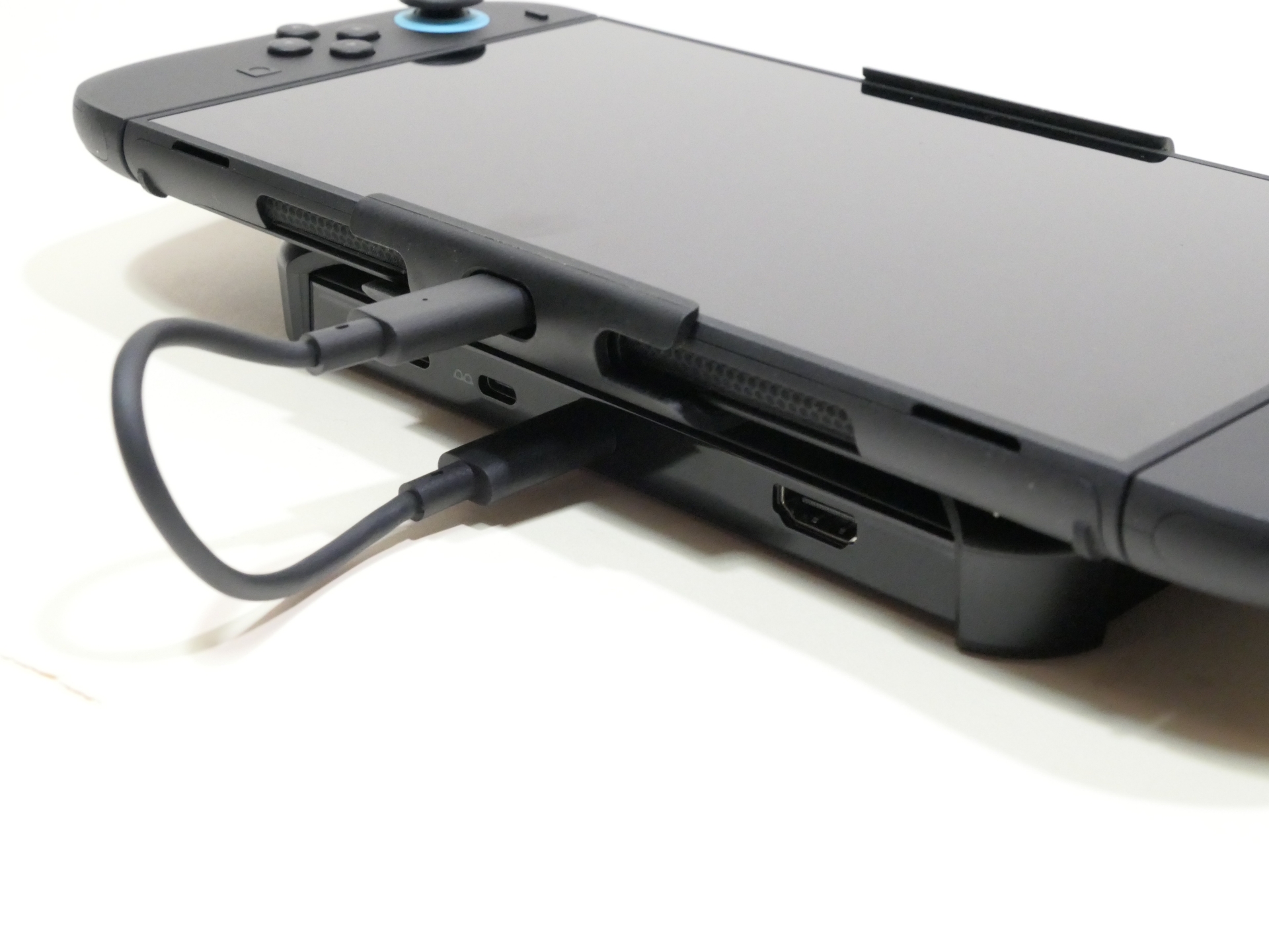 モバイルドックに付属のUSB Type-Cケーブルを使ってNintendo Switch 2と接続して利用する