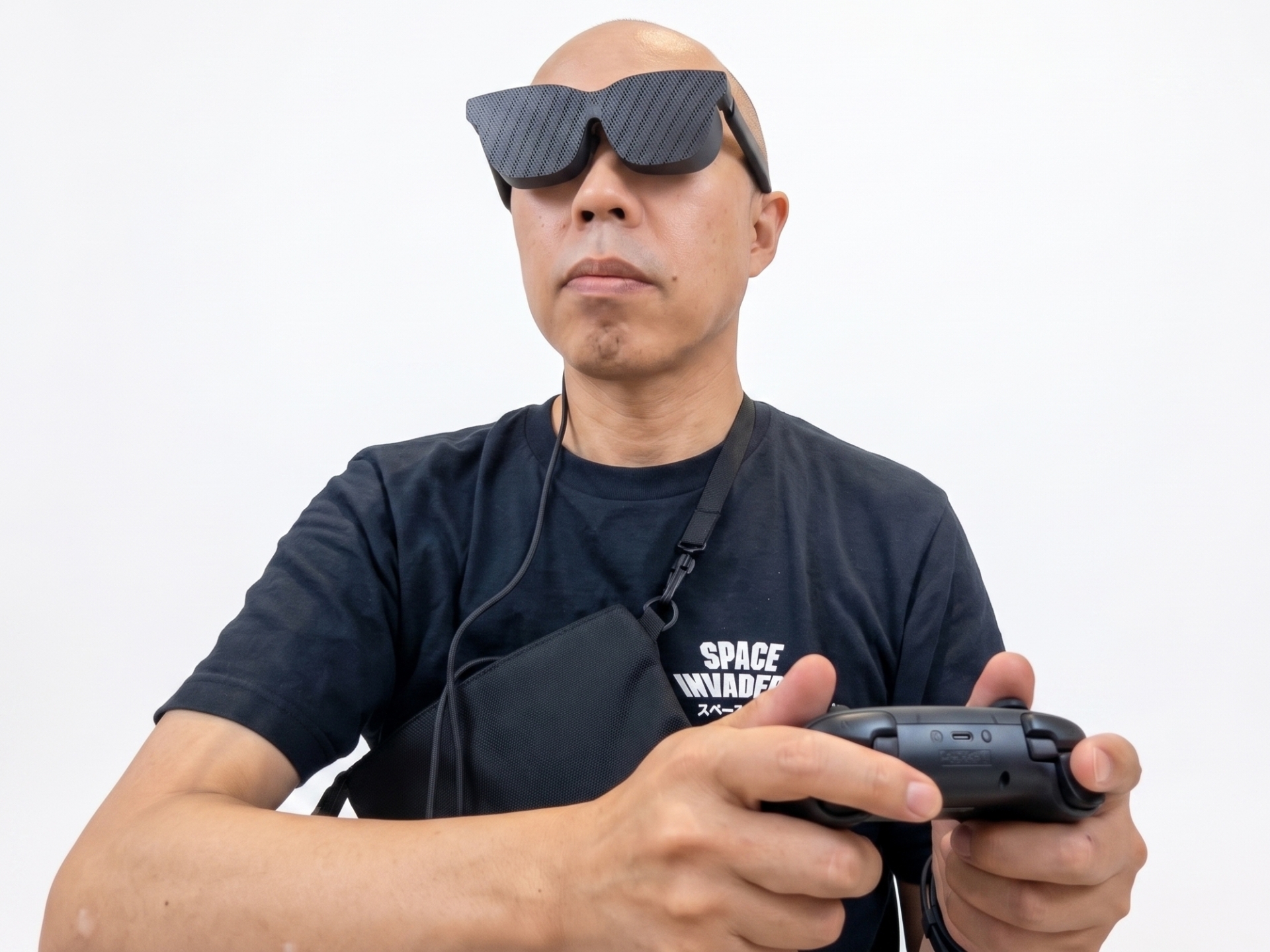 「VITURE x 8BitDo Ultimate 2C Bluetooth コントローラー(Switchレイアウト)」でもゲームプレイを試した。なお、このサコッシュだとサイズがちょっと小さすぎて、Nintendo Switch 2本体が収まらなかったので、実際にリアルで試したい人は、もう少し大きい肩掛けカバンを使うのがいいだろう