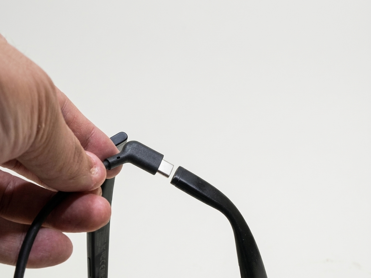 「VITURE Pro 2 XRグラス」の電源供給はテンプル先端部に備えるUSB Type-C入力を使用する。USB Type-Cの映像出力に対応する機器であれば、ケーブル1本で手軽に接続して使えるのがうれしいところ