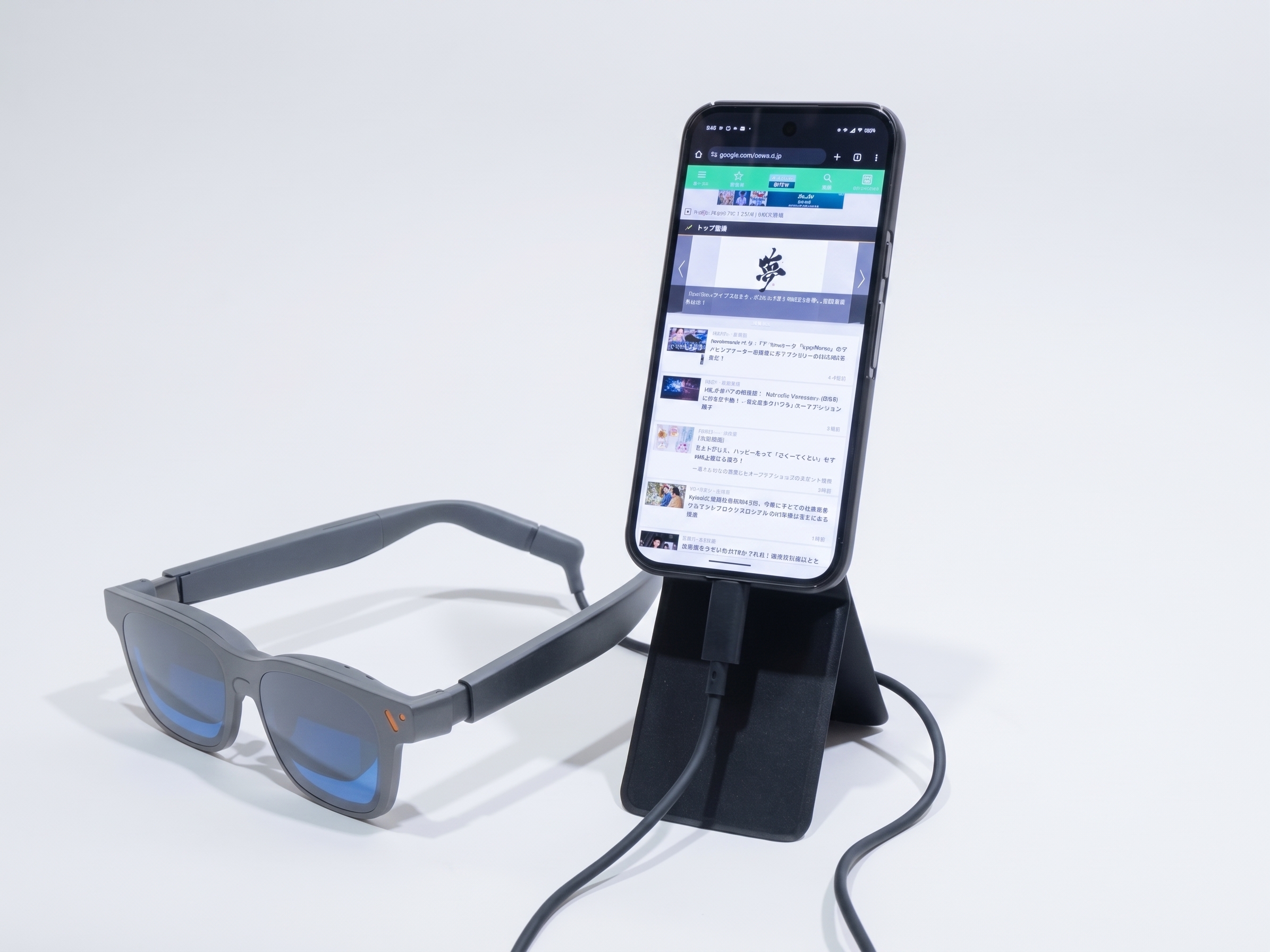 個人的に気に入った使い方の1つがスマートフォンとの接続だ。USB Type-Cケーブルのみで接続し、ゲームの周回などの映像を眺めながらだらだらするのがめちゃくちゃ気持ちよかった