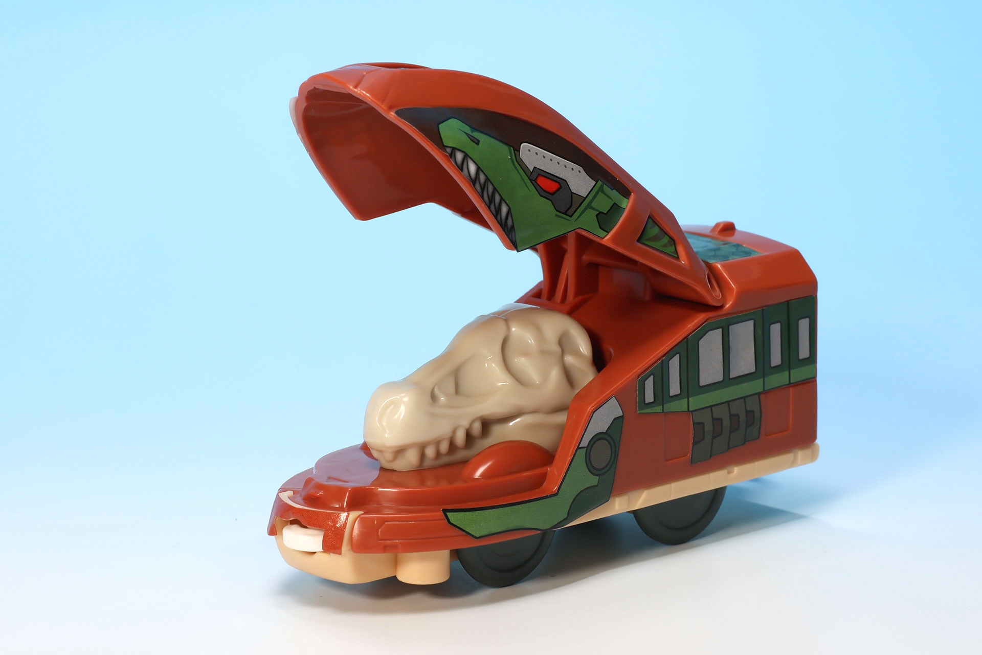 車両の前面を開くと、恐竜の骨が出現！