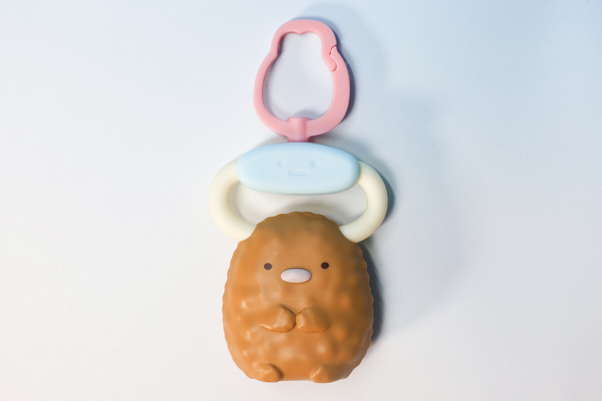 クレーンのアームにはさまれた「とんかつ」