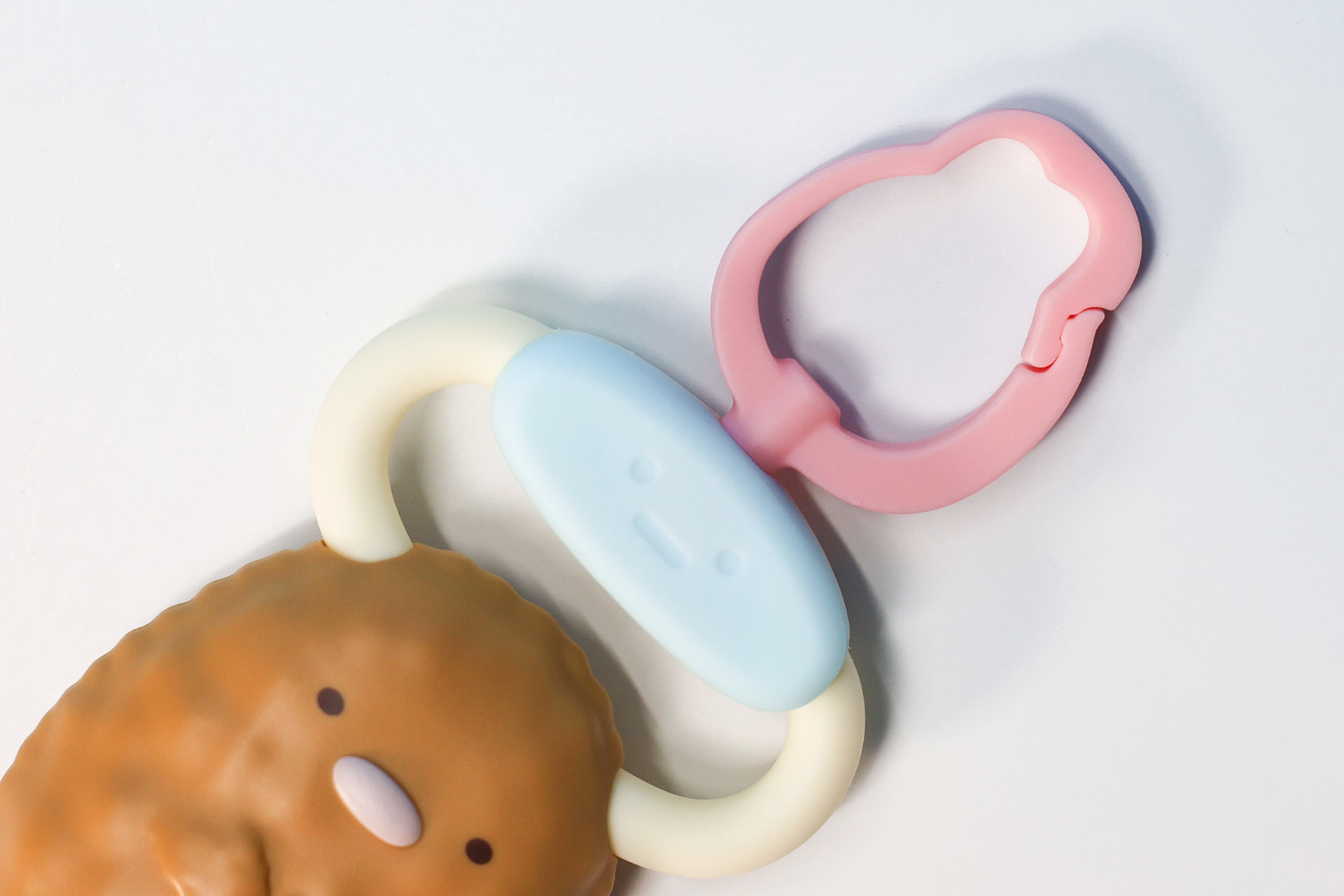 上部にはカバンなどに取り付けられるクリップが付いている