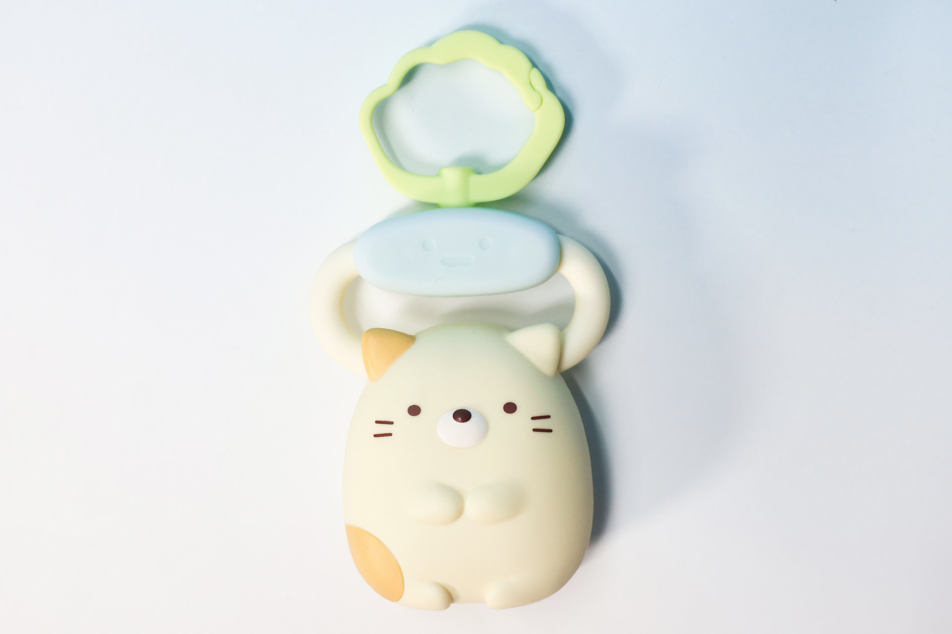 クレーンのアームにはさまれた「ねこ」