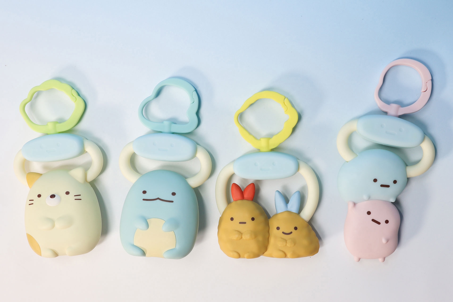 こちらが第1弾（9月11日〜9月24日）のハッピーセット「すみっコぐらし」に登場するおもちゃ。写真左から「しろくま」、「ぺんぎん？」、「とんかつ」、「すずめ＆ふくろう」