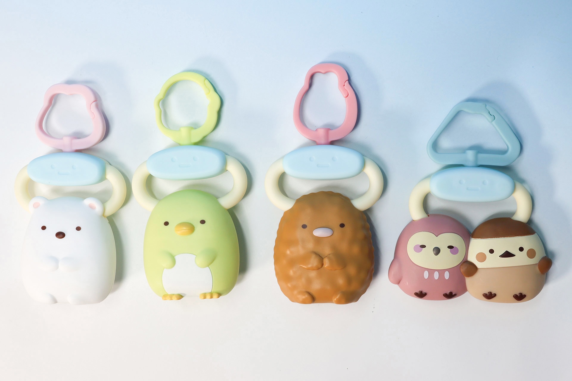 こちらが第2弾（9月25日〜10月8日）のハッピーセット「すみっコぐらし」に登場するおもちゃ。写真左から「ねこ」、「えびふらいのしっぽ＆あじふらいのしっぽ」、「とかげ」、「たぴおか」