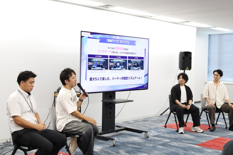 【登壇者】バンドリ！プロジェクト総合プロデューサー・根本氏、株式会社フロムトーキョー代表・森川氏、開発ディレクター・橋本氏、アートディレクター／キャラクターデザイナー・信澤氏