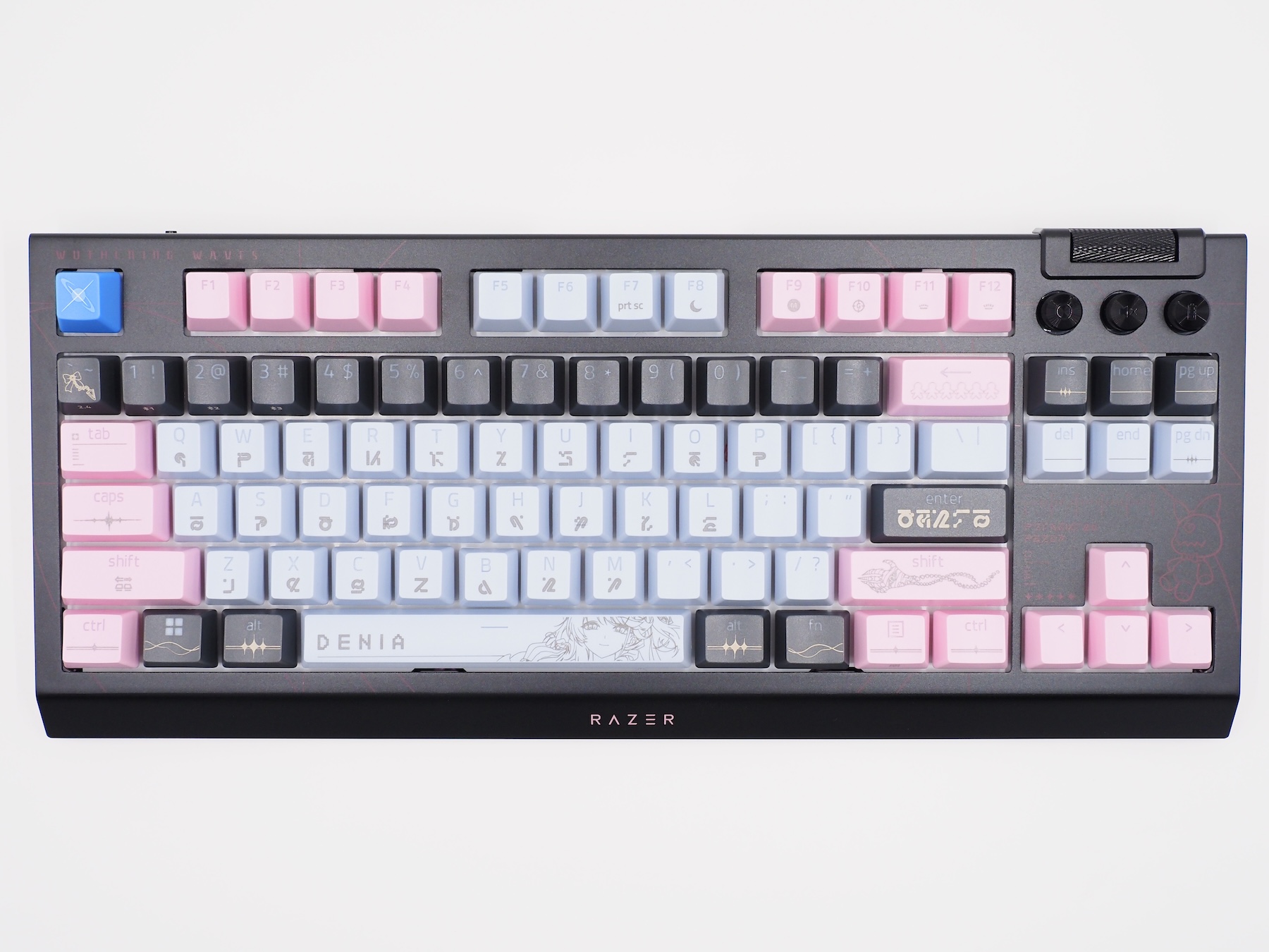 カラフルなキーキャップが可愛らしいキーボード本体