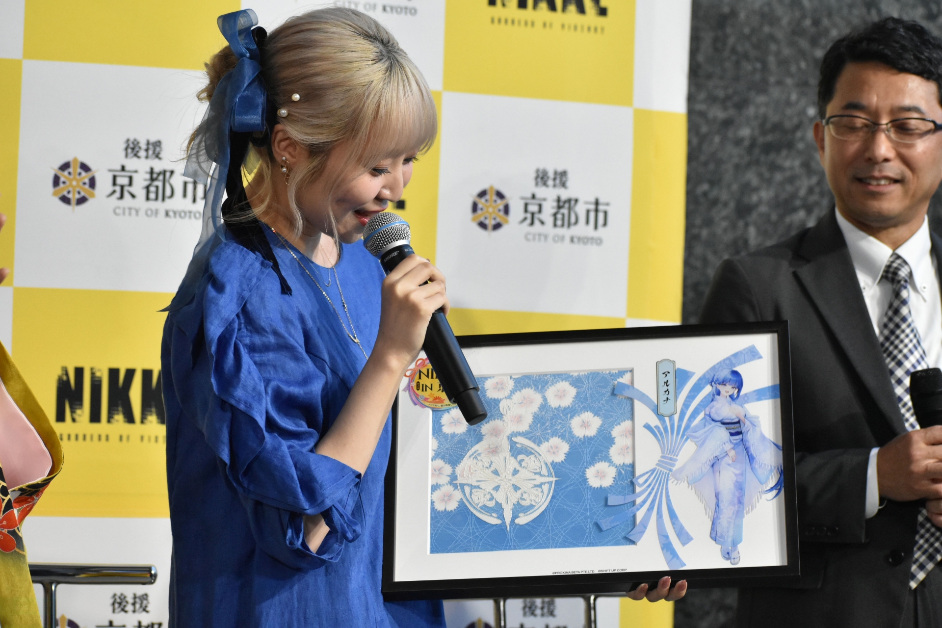 村上さんにはアルカナ柄の染め額がプレゼントされた