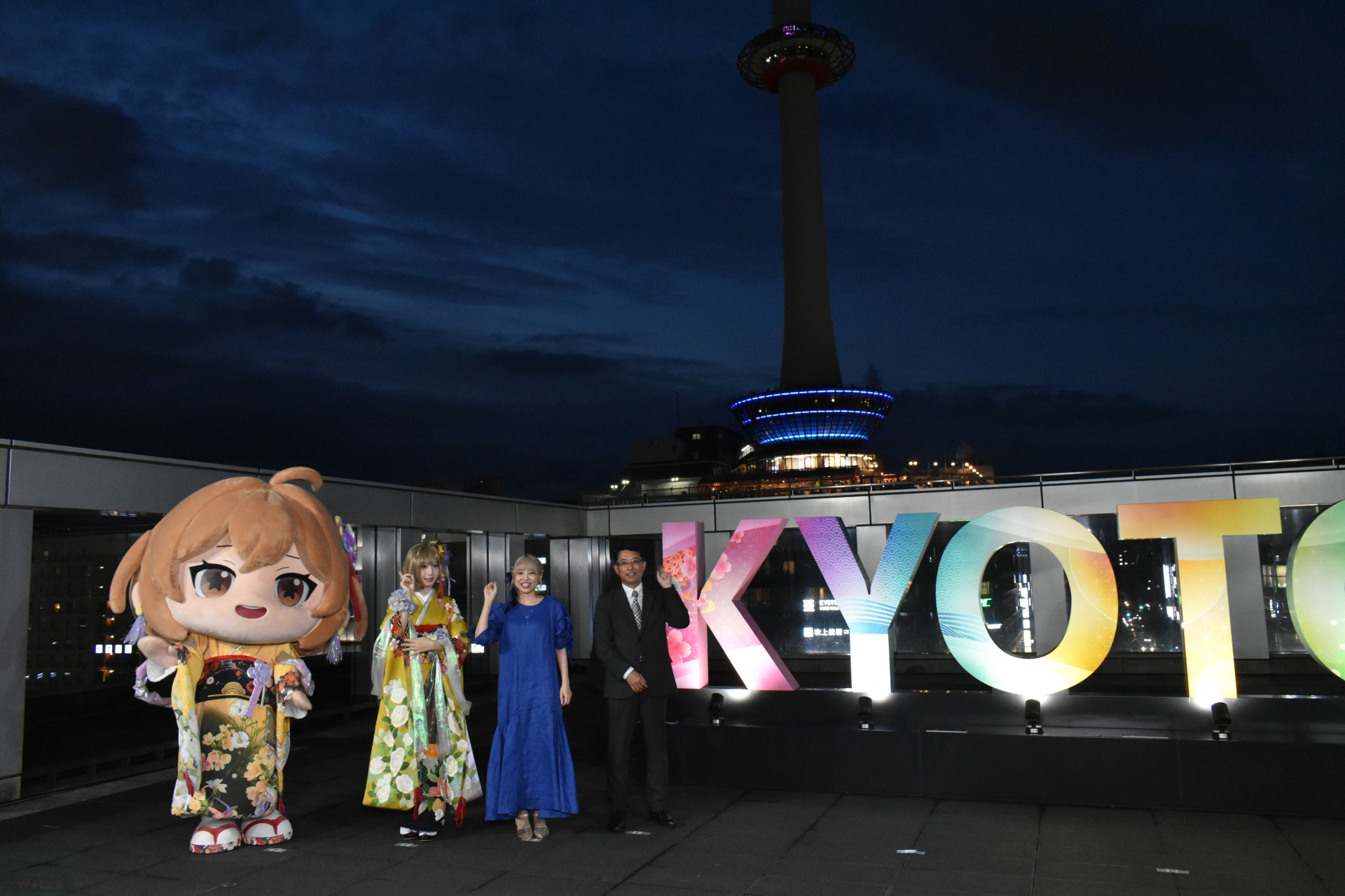 カウントダウンにあわせてライトアップされたニデック京都タワー