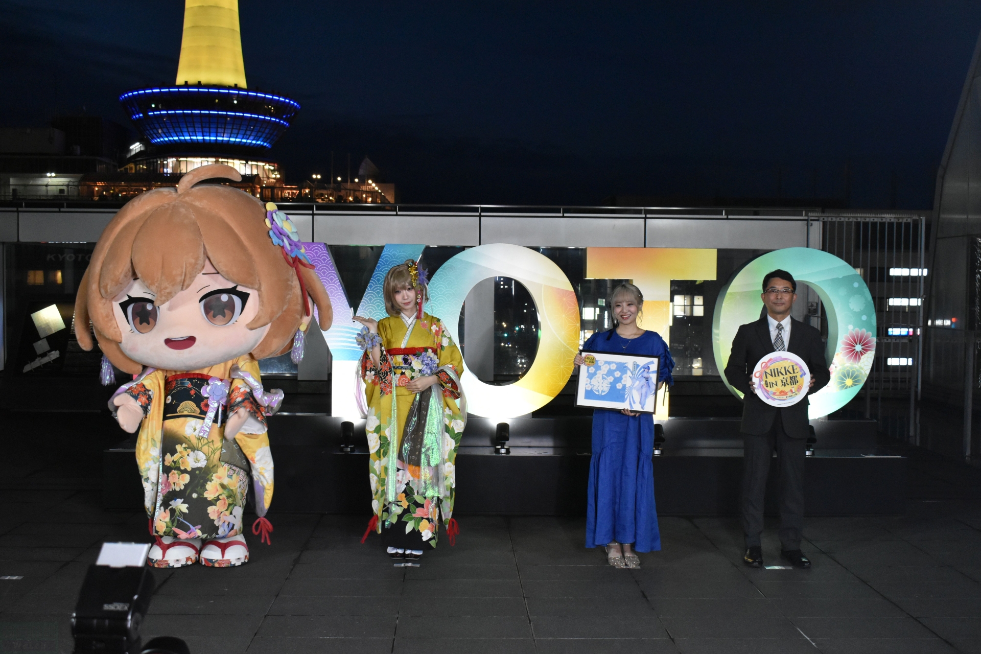 点灯したニデック京都タワーをバックにフォトセッション