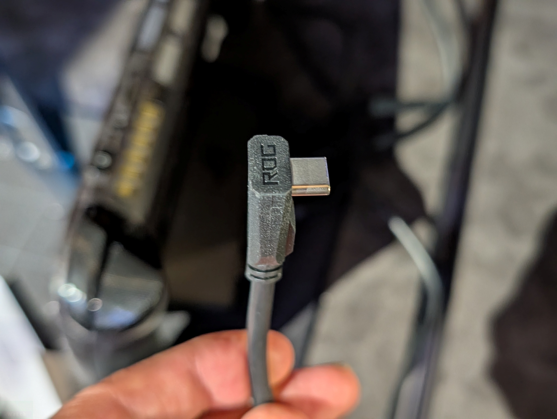 ポータブルゲーミングPCと接続しやすいL字形状のUSB Type-C端子を備える