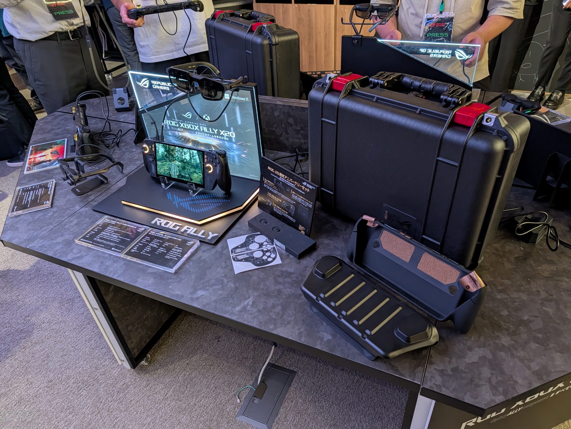 「ROG Xbox Ally X20 BUNDLE」では、ゲーミングARグラス「ROG XREAL R1 EDITION 20」や、ペリカン製プロテクターケース、保護ケースなどが付属する豪華バージョンだ