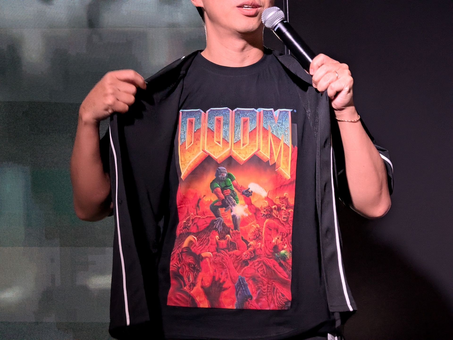 自身もゲームファンだとして、自前の「DOOM」のTシャツを見せてアピール