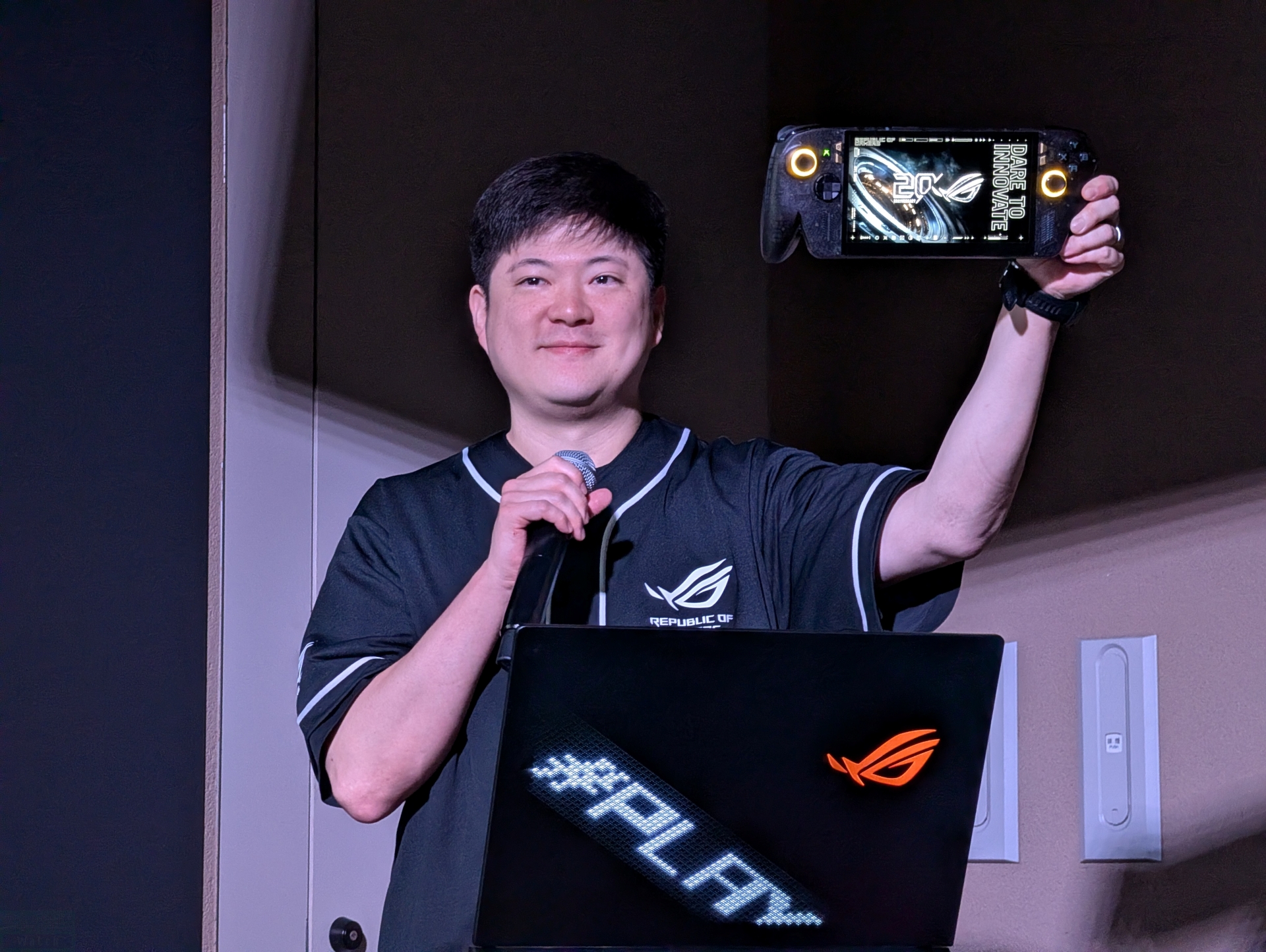 「ROG Xbox Ally X20」を掲げるDavid氏