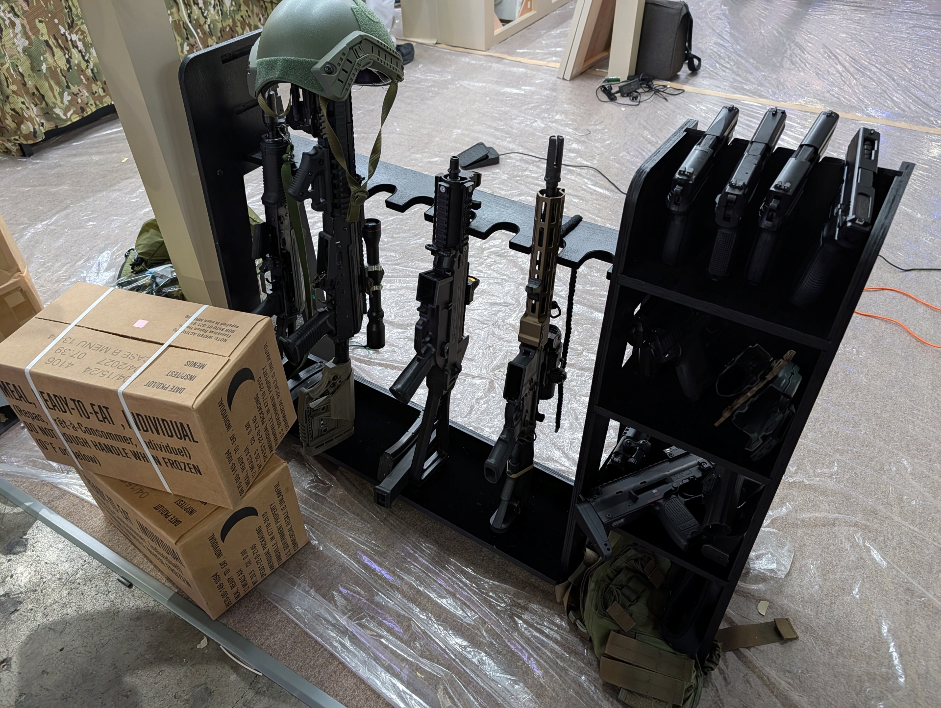 軍キャンプのテントをイメージしており、各所にミリタリーグッズが並べられていた