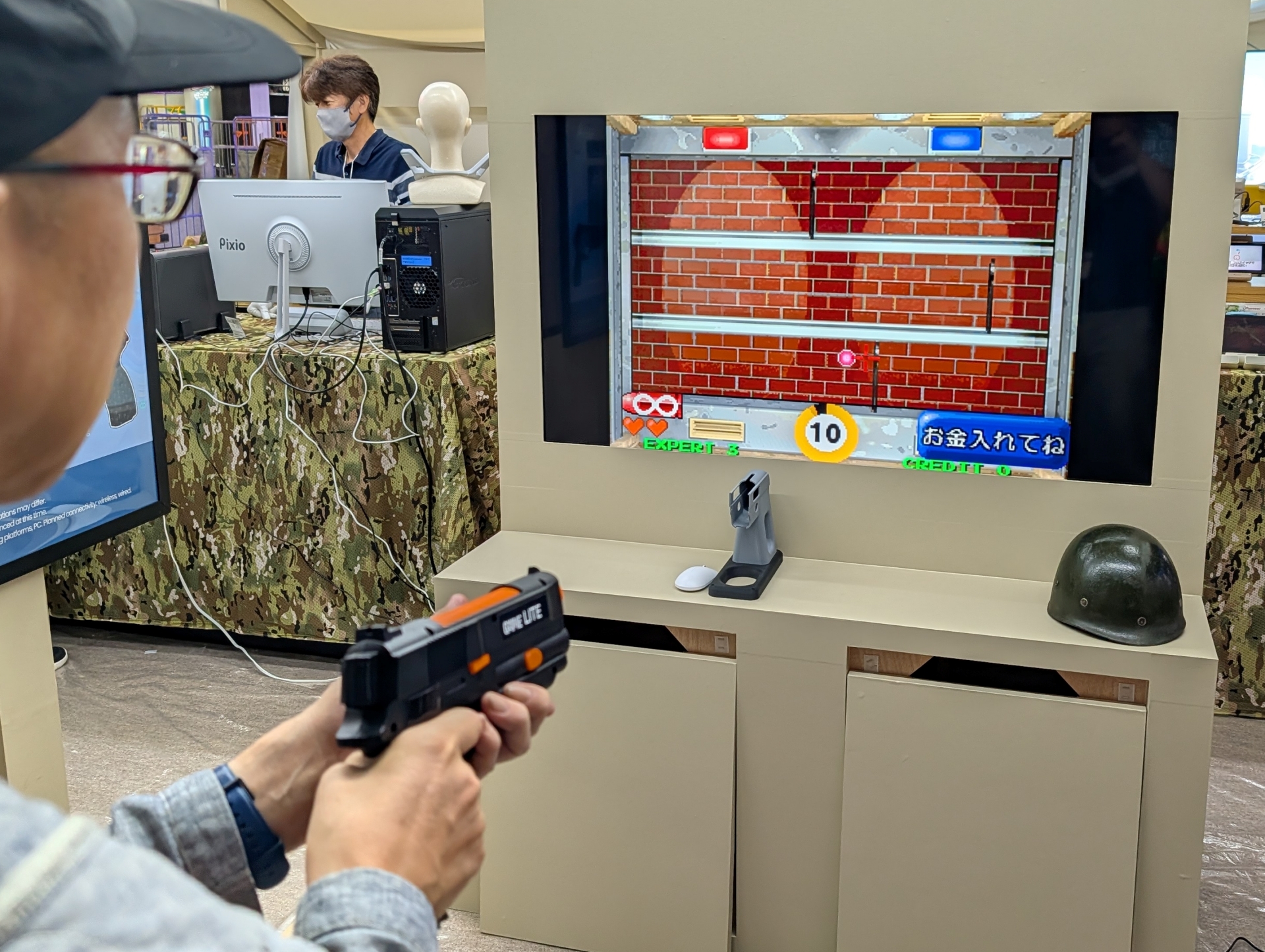 筆者も挑戦してみたが、銃コントローラーの取り回しに不慣れな人でもかなり快適に銃がぶっ放せてかなり爽快！東京ゲームショウのストレス解消にブースを訪れるのもよそさうだ