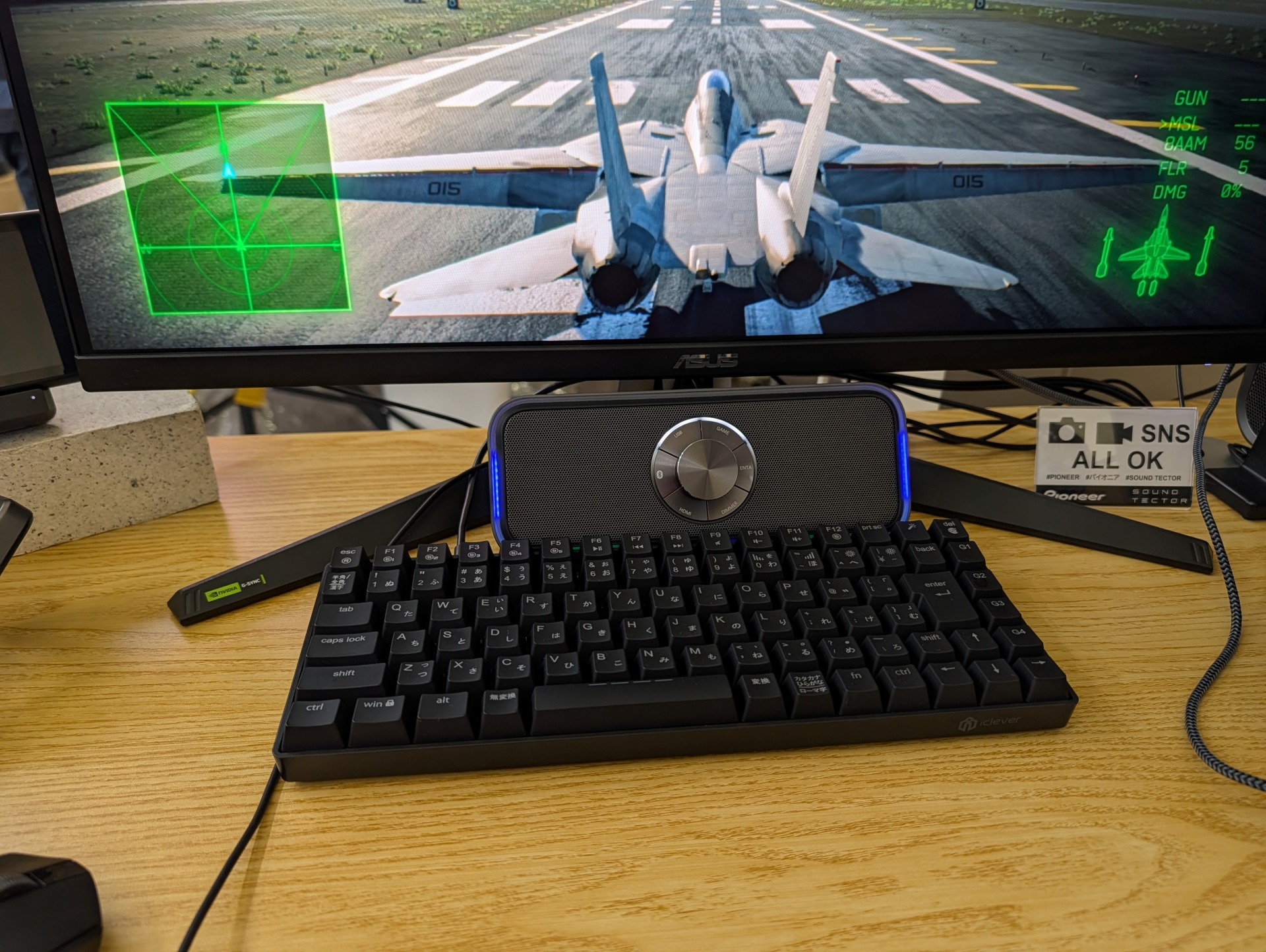 ブース内のメインは、狭い部屋でも使える7.1chスピーカーシステム「TQ-PG300」のデモ展示だ。東京ゲームショウのにぎやかな会場であっても、はっきりとしゃべっている音声が聴こえるくらいド迫力の音声が楽しめるのでおススメのデモ視聴となっている