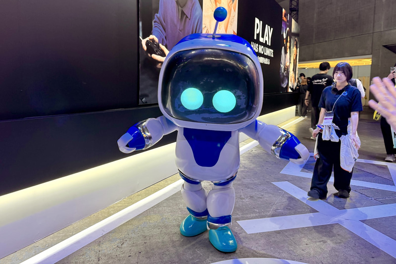 ブースを散策していると「アストロボット」の主人公「アストロ」がひょこひょこ歩いてきた！ タイミングが合えば出会えるかもしれない