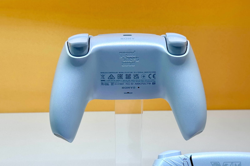ロゴやオリジナルの装飾が特徴的だ。カラーは2色展開