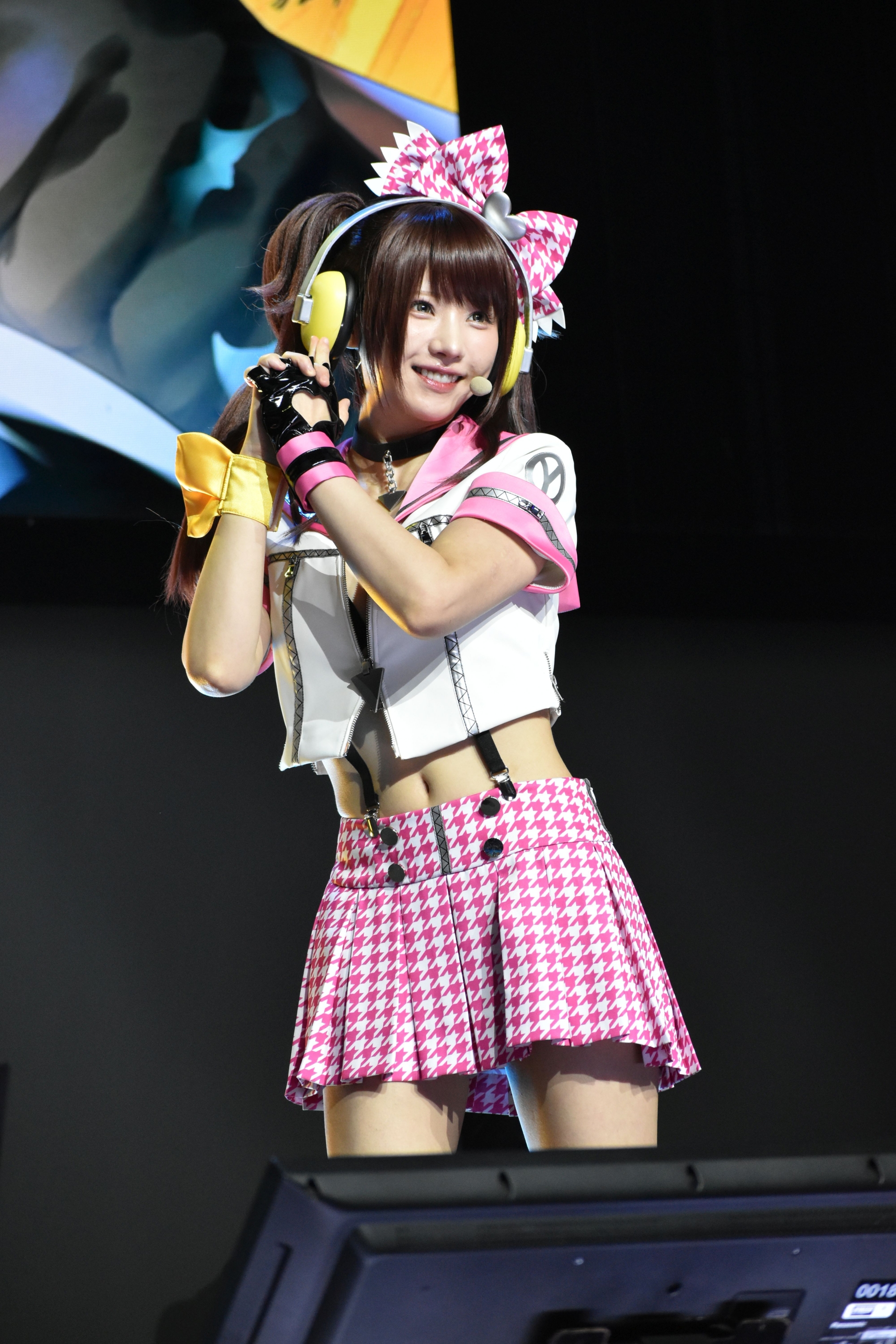 “りせちー”をイメージした衣装で登場したえなこさん