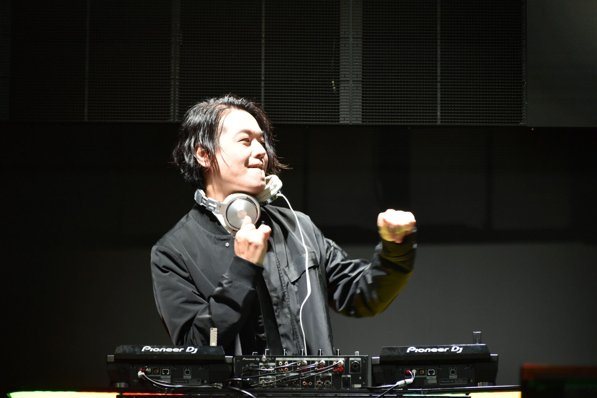 DJプレイで会場を盛り上げるRAM RIDERさん