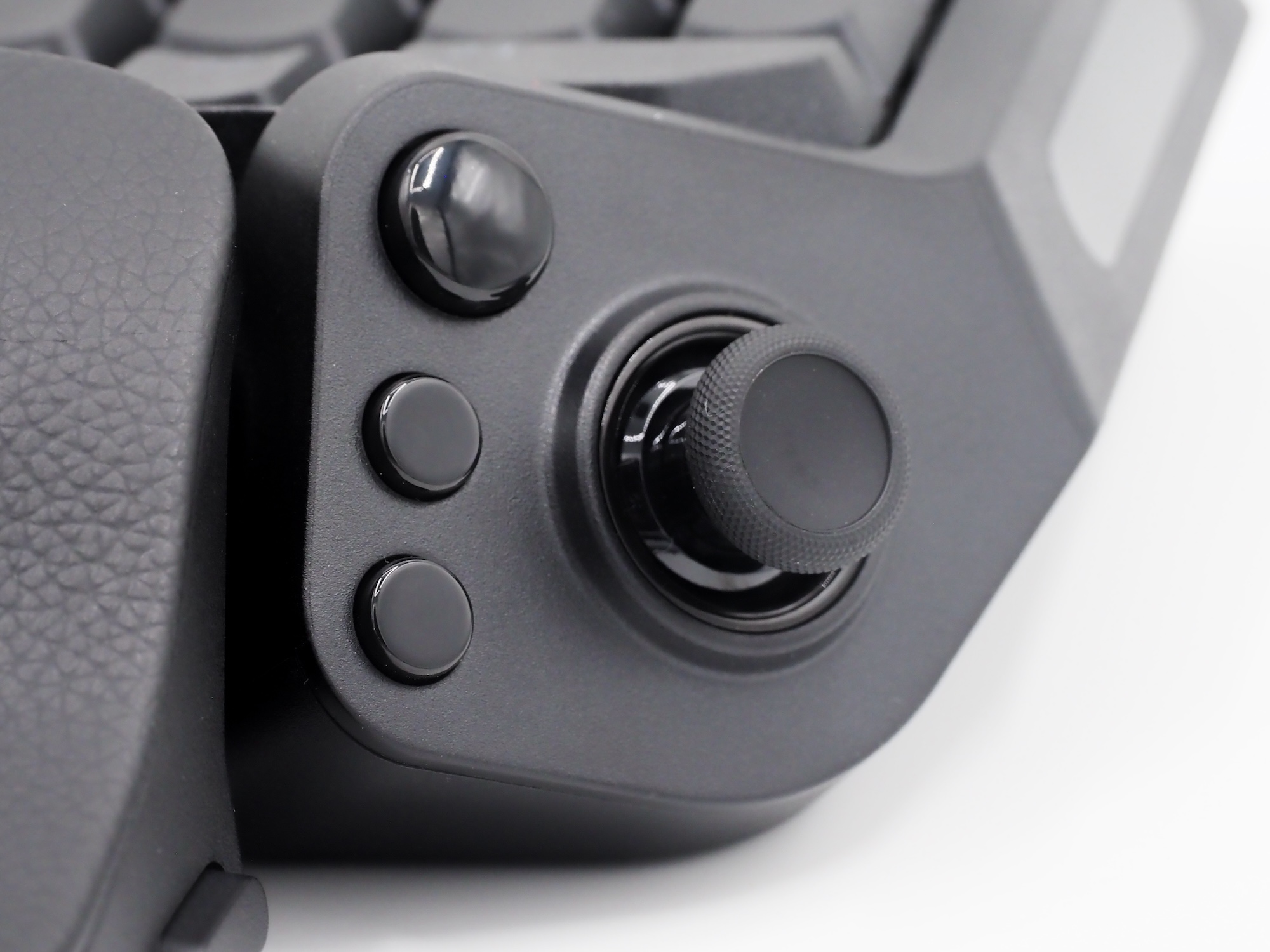 「Tartarus V2 Pro」はサムスティックを搭載。割り当ての幅が広がる