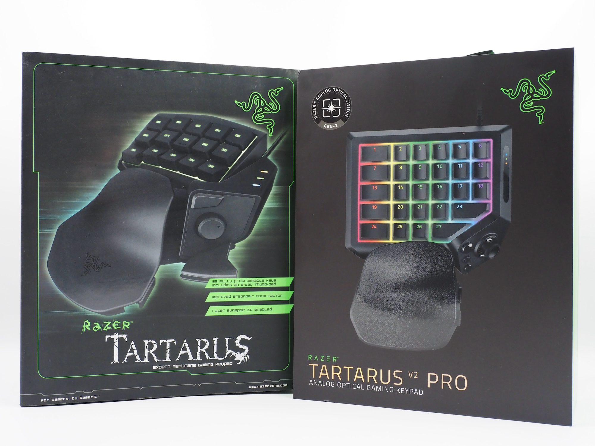 筆者宅にあった初代「Tartarus」のパッケージとともに撮影。キースイッチからサムスティックまで、ほぼ全て変わっており時代を感じる