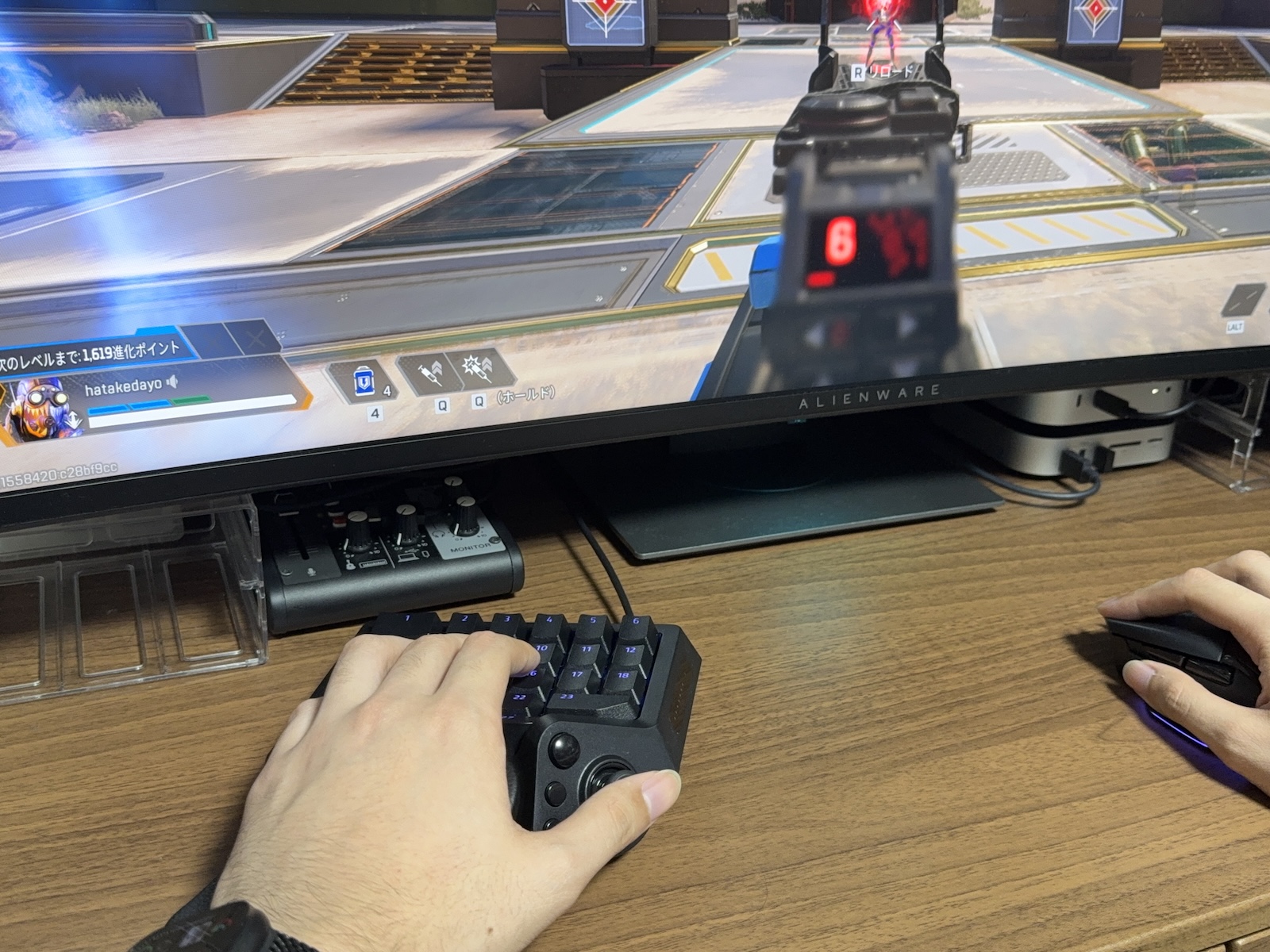キーボードと比較して左手が疲れにくく、キーの位置関係もわかりやすくなったため、モニターに集中できる