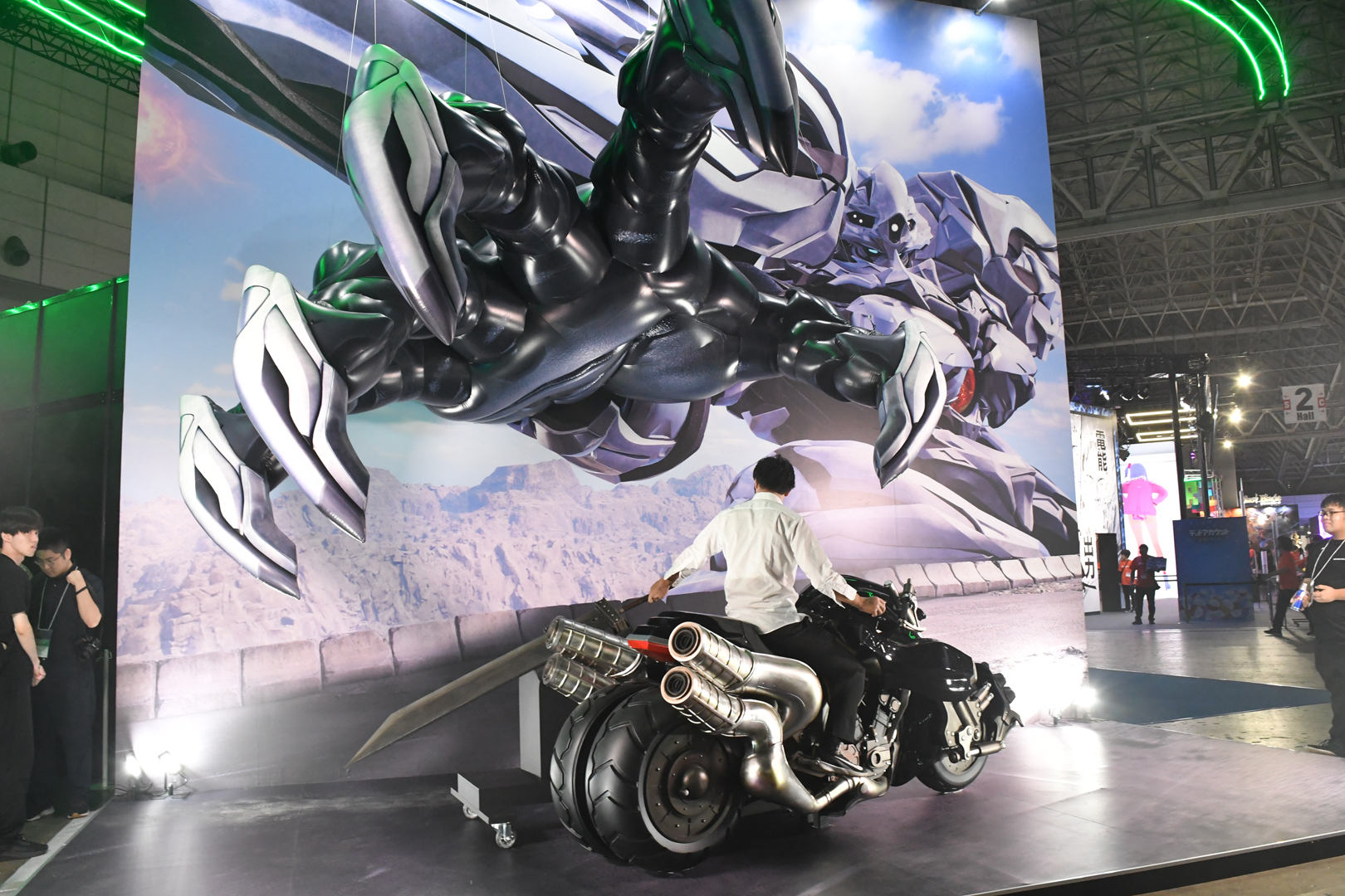 スクウェア・エニックスブースの様子。フォトスポットなどもあり、とても映えるブースになっていた