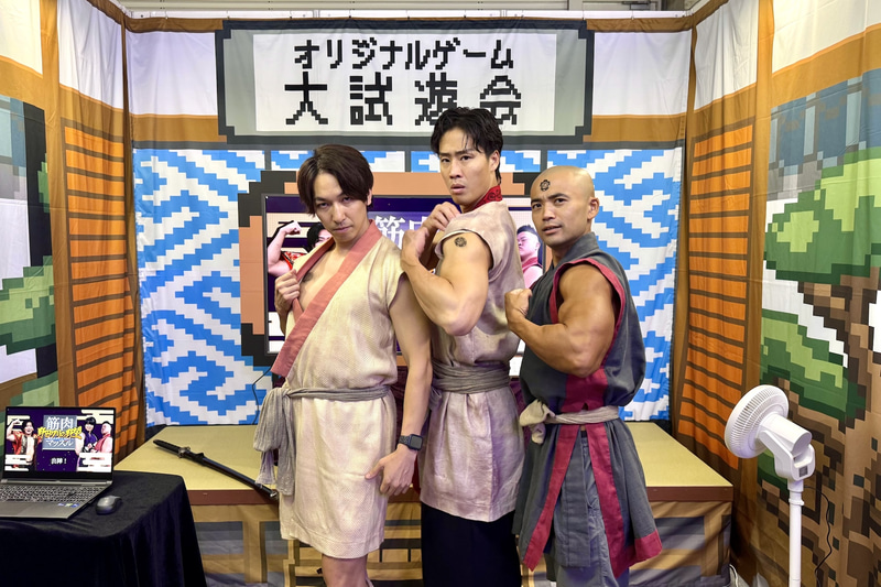 写真をお願いしたら快く撮影に応じてくれた。ブースに登場する芸人さんは時間帯などで入れ替わるようだ