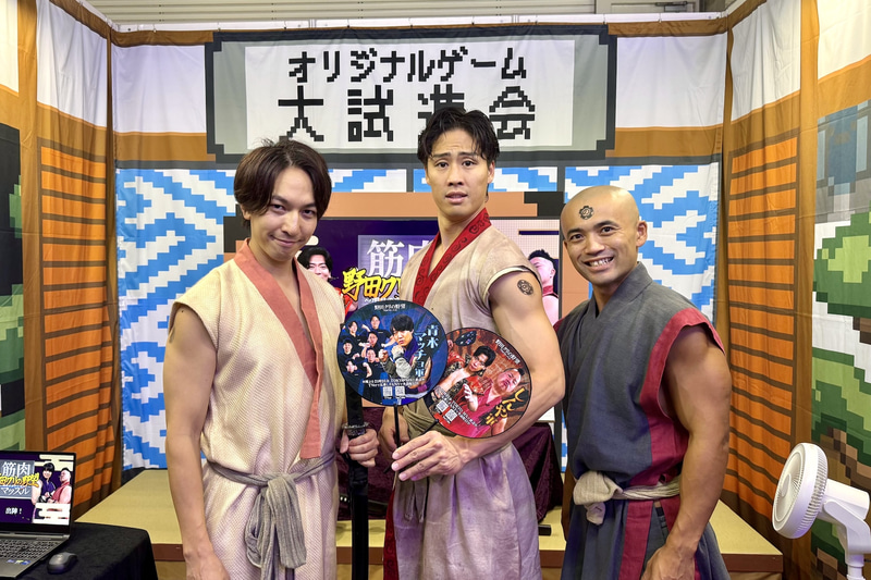 写真をお願いしたら快く撮影に応じてくれた。ブースに登場する芸人さんは時間帯などで入れ替わるようだ