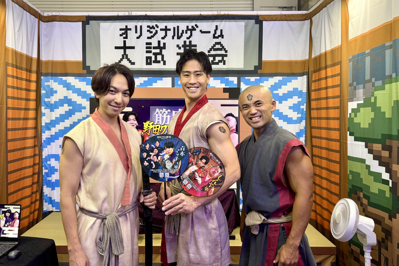 写真をお願いしたら快く撮影に応じてくれた。ブースに登場する芸人さんは時間帯などで入れ替わるようだ