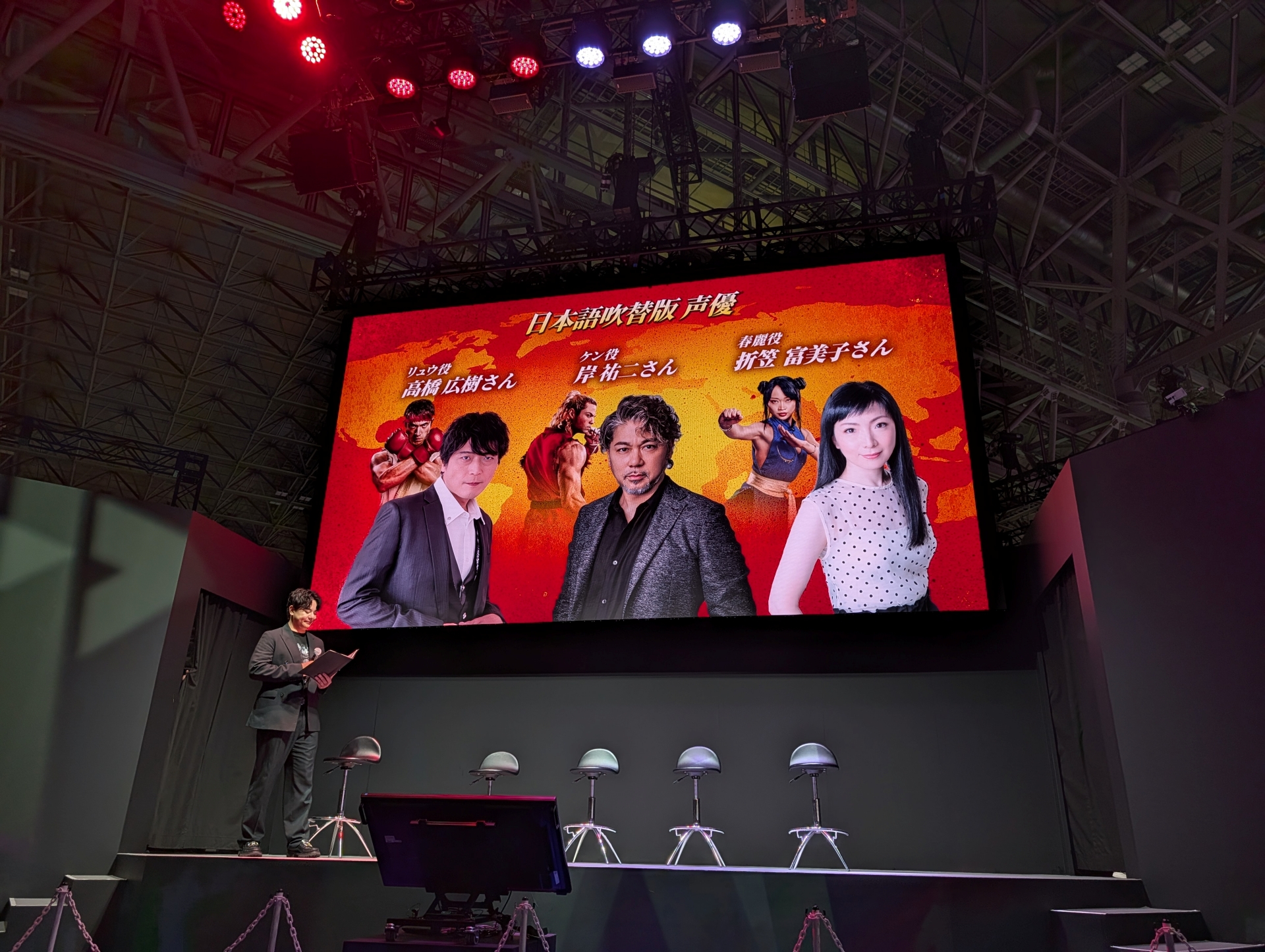 ゲストとして日本語吹き替えを担当する高橋広樹氏、岸祐二氏、折笠富美子氏が登壇