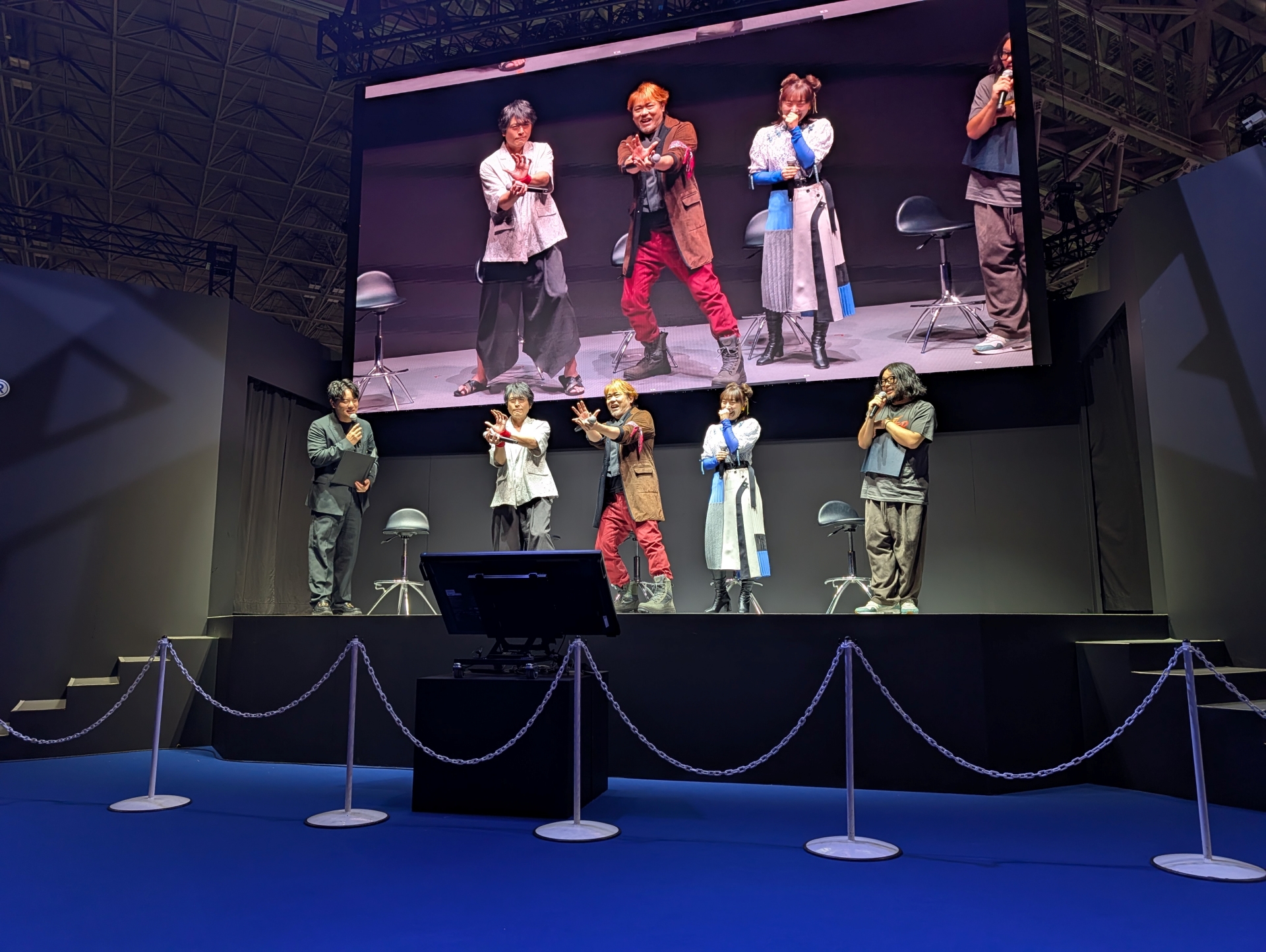 テンションが上がって、高橋氏と岸氏が波動拳のポーズを決めて会場を盛り上げる
