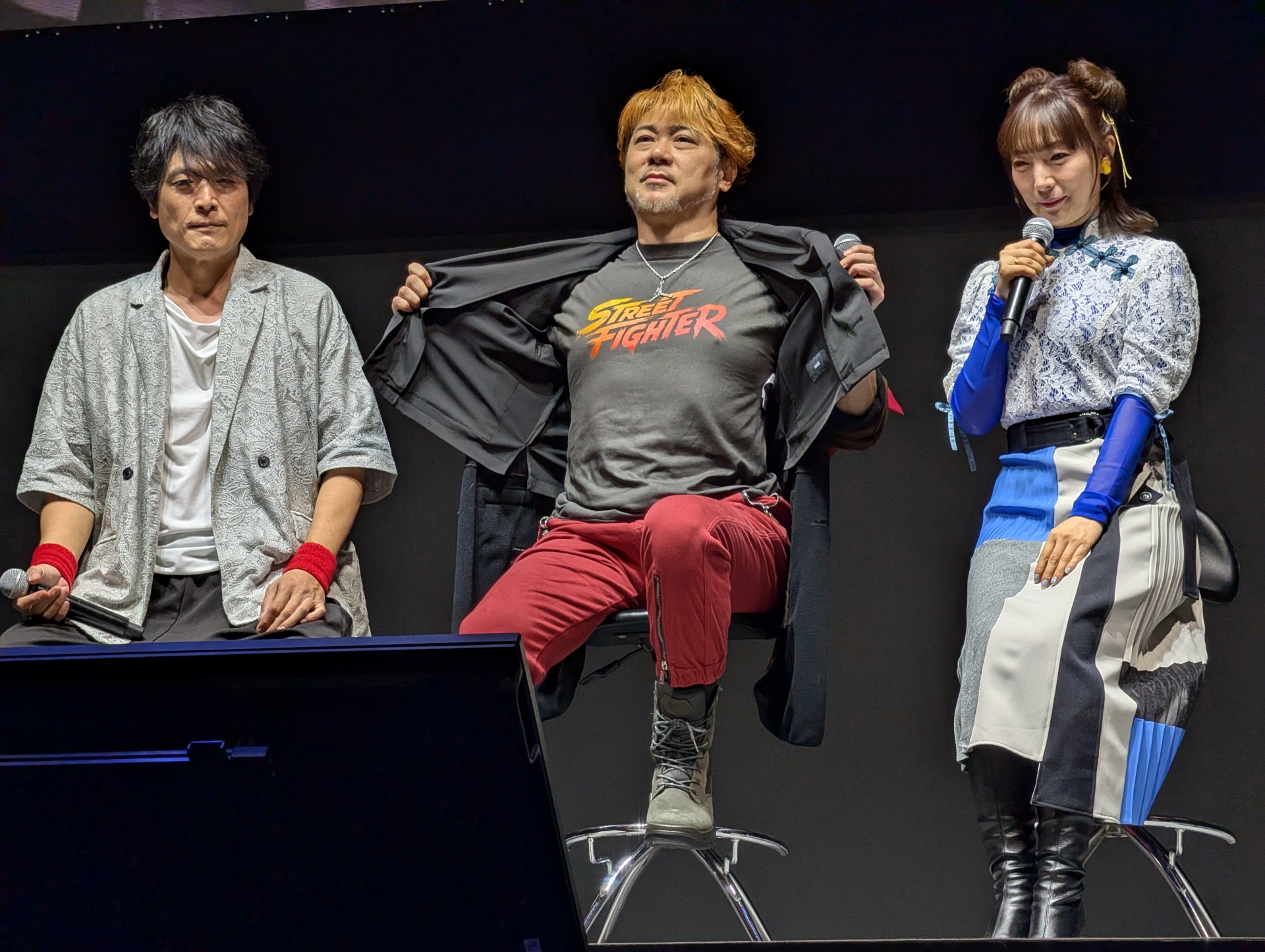 劇場で販売されるオリジナルTシャツをアピールする平氏
