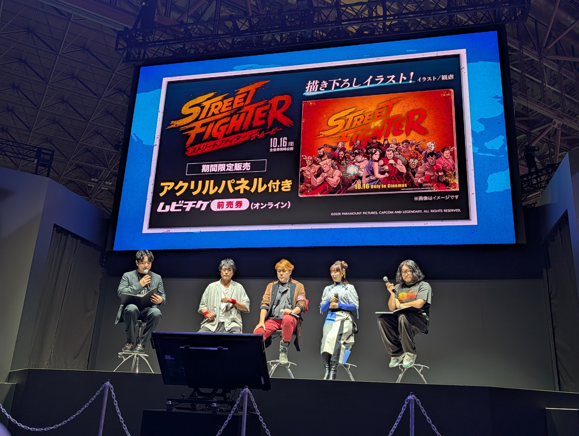 ムービーウォーカー限定バンドルチケットには観虐(かんぎゃく)氏書き下ろしアクリルパネルやムビチケがセットになっている