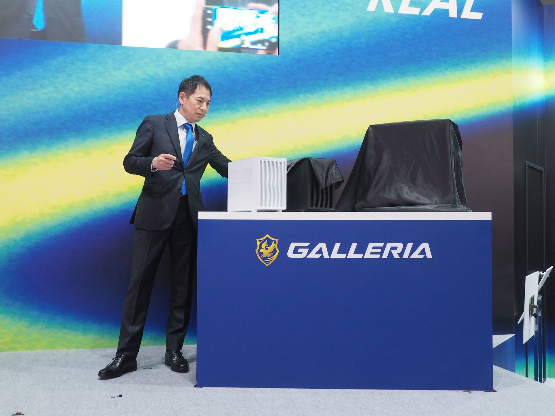 永井氏が布をめくると中から新製品のEシリーズが現れた