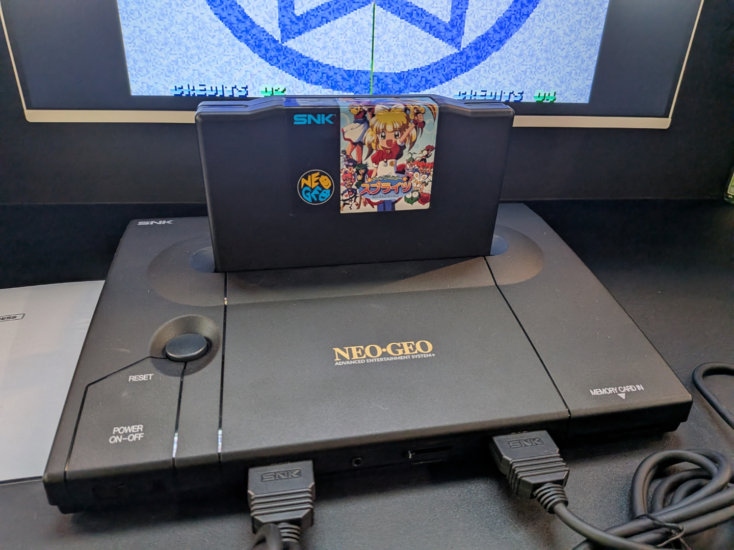 「NEOGEO AES+」本体。ROMカートリッジが刺さった状態は存在感がある