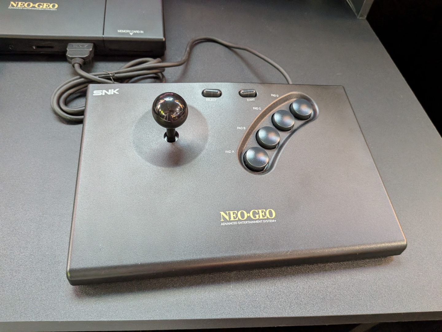 近年のアーケードスティックと比べるとボタンが少なく感じるが、NEOGEOのゲームならこれで問題無し