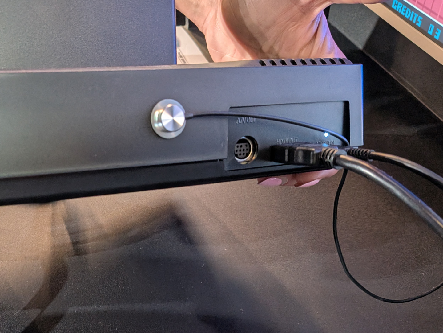 ブースの人にお願いして少しだけ背面を見せてもらった。HDMIケーブルとAVケーブルの両方の差込が備わっている